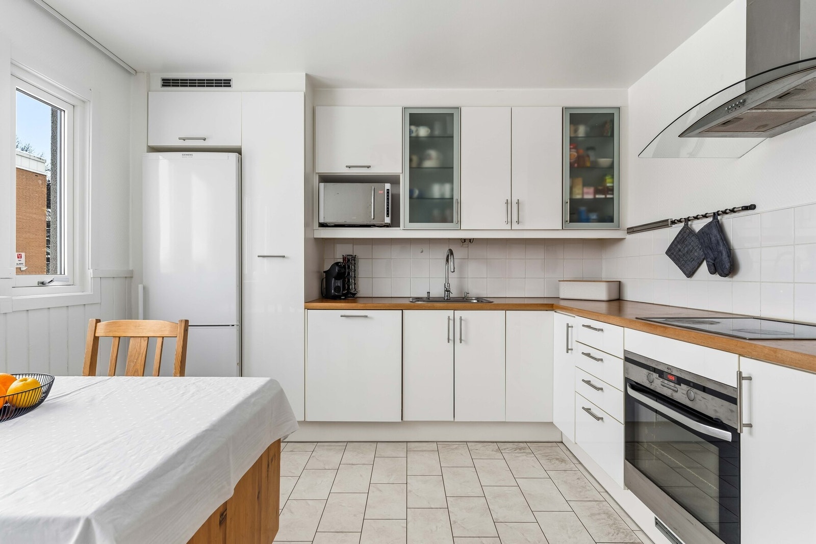 Kvalitets kjøkkenet fra Arens har rene elegante linjer og ble pusset opp i 2008. Galleribilde