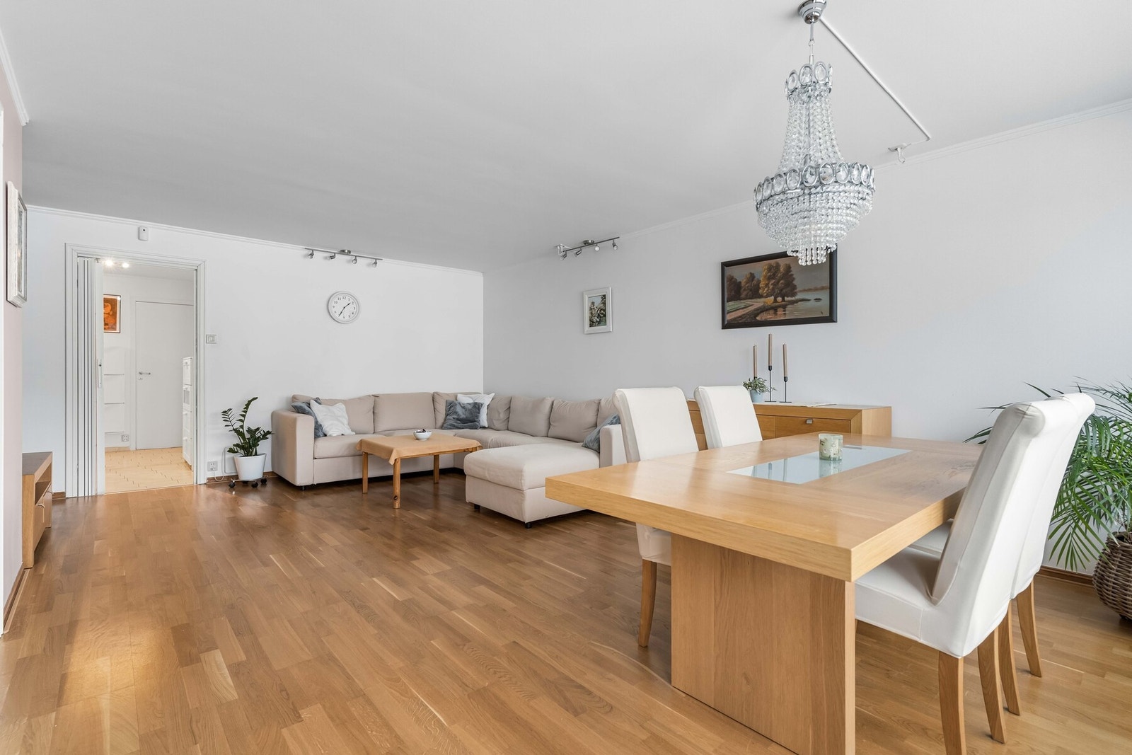 Rommets utforming skaper en naturlig inndeling, med god plass til både sofagruppe, TV-løsning og spisebord i full størrelse. Galleribilde