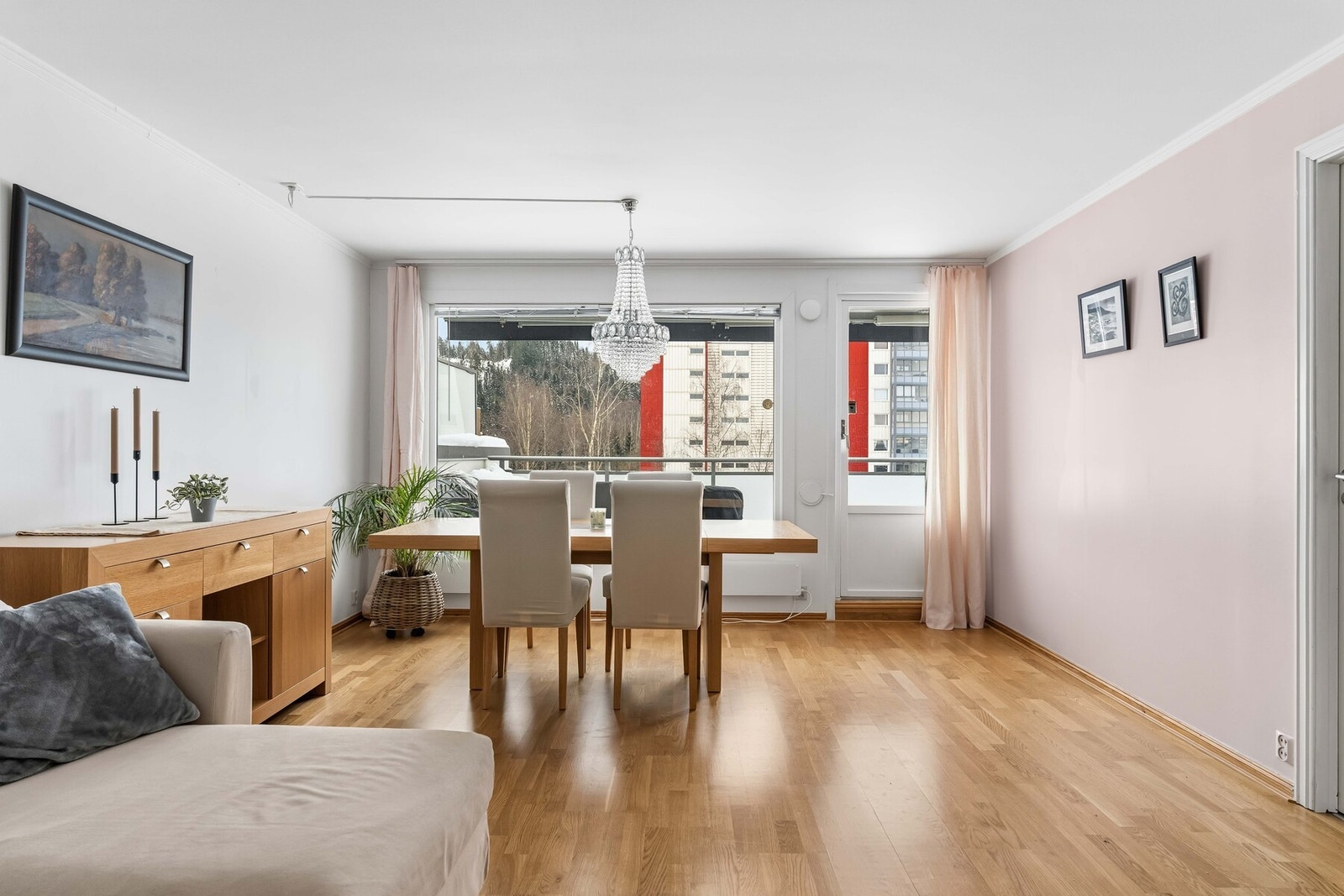 De store vindusflatene slipper inn rikelig med dagslys og bidrar til en luftig og behagelig atmosfære. Galleribilde