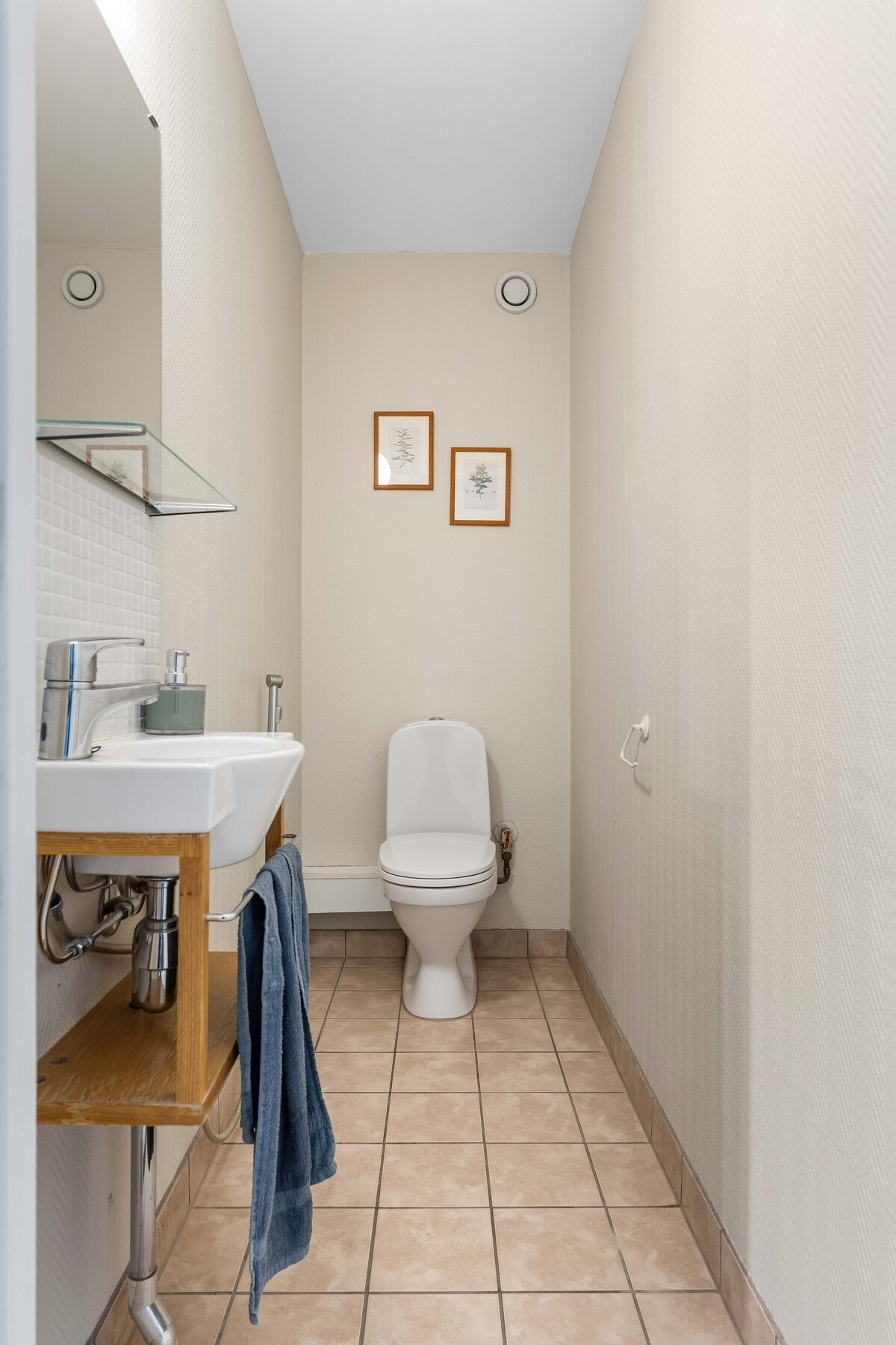 Samt et separat toalettrom - en praktisk løsning i hverdagen Galleribilde