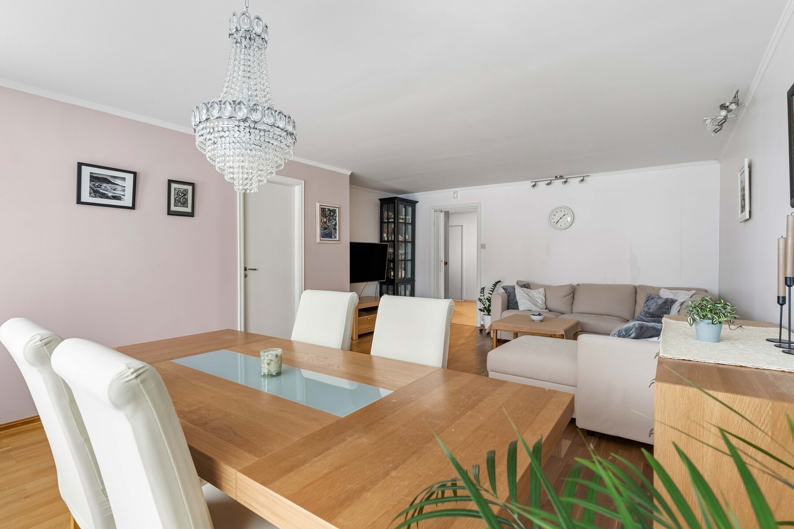 Fra stuen er det utgang til en sørvendt veranda med gode solforhold og flott utsyn. Galleribilde