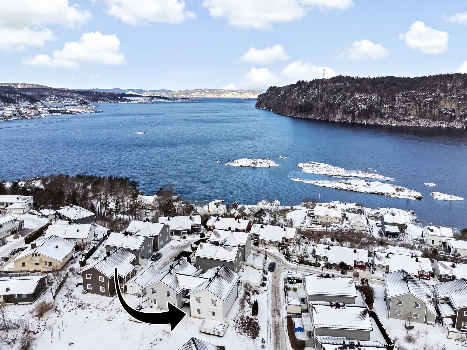 Tollovs vei 28 er en tomannsbolig med flott utsikt over Frierfjorden. Galleribilde