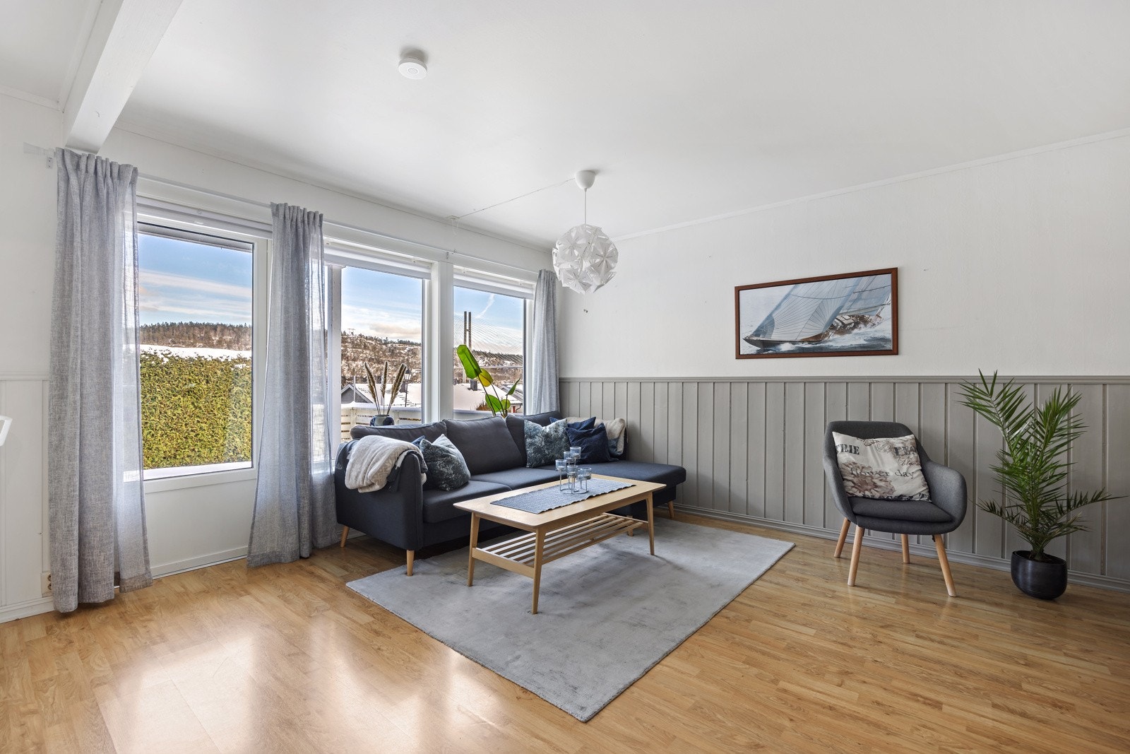 Store vindusflater gir godt med lys inn i boligen. Galleribilde