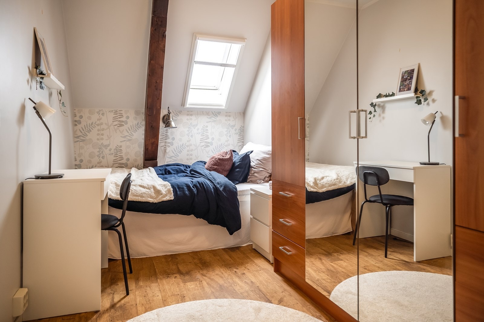 Soverommet har god plass til dobbeltseng, garderobeskap og annet ønsket møblement. Galleribilde