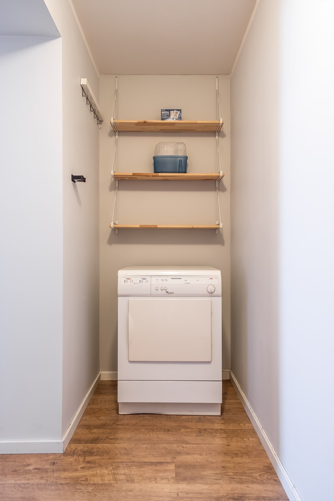 Nåværende eier har valgt å sette tørketrommel her for å spare plass på badet. Galleribilde