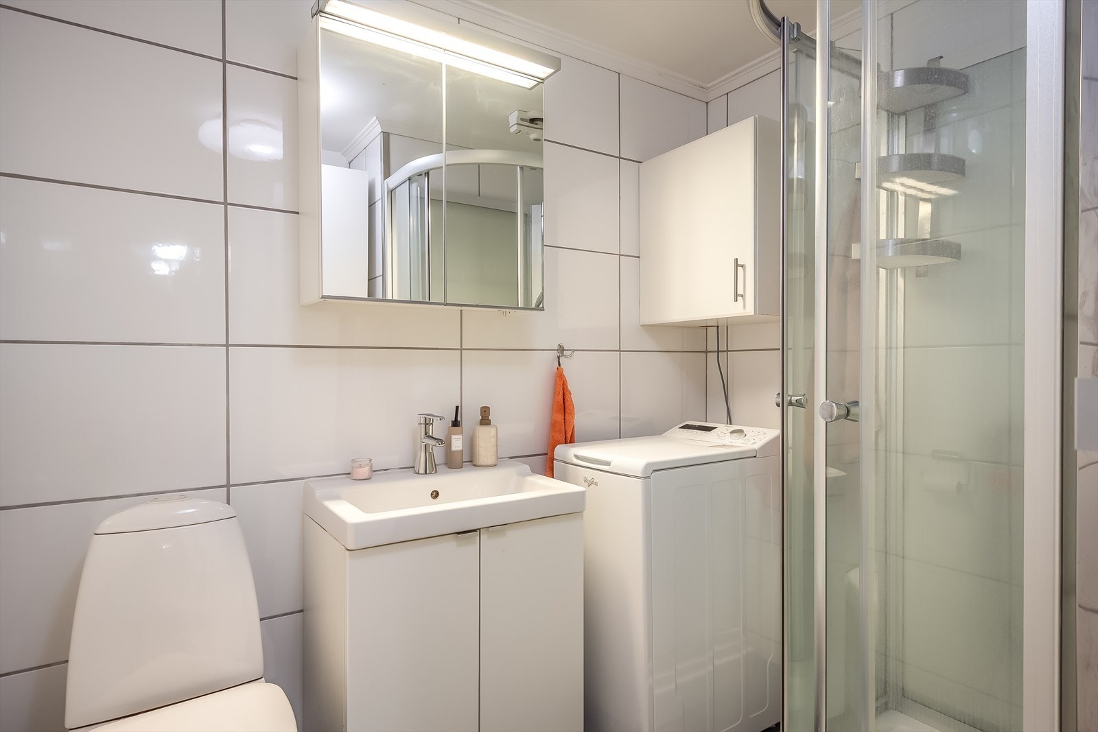 Flott, flislagt bad på 4,5 kvm med opplegg for vaskemaskin. Galleribilde