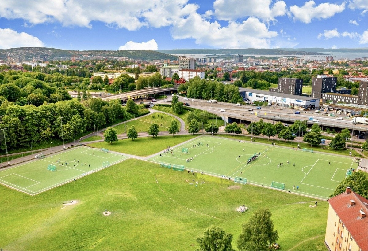 Grøntområde 2 i umiddelbar nærhet: Muselunden. Blokken er midt på bildet. Mellom de to brune blokkene til høyre på bildet: Torshovdalen Galleribilde