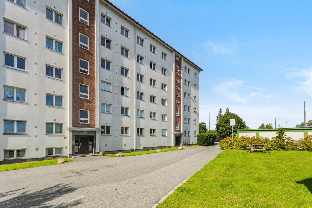 Fin blokk på Sinsen. Legg merke til T-baneskiltet i bakgrunnen ! Galleribilde