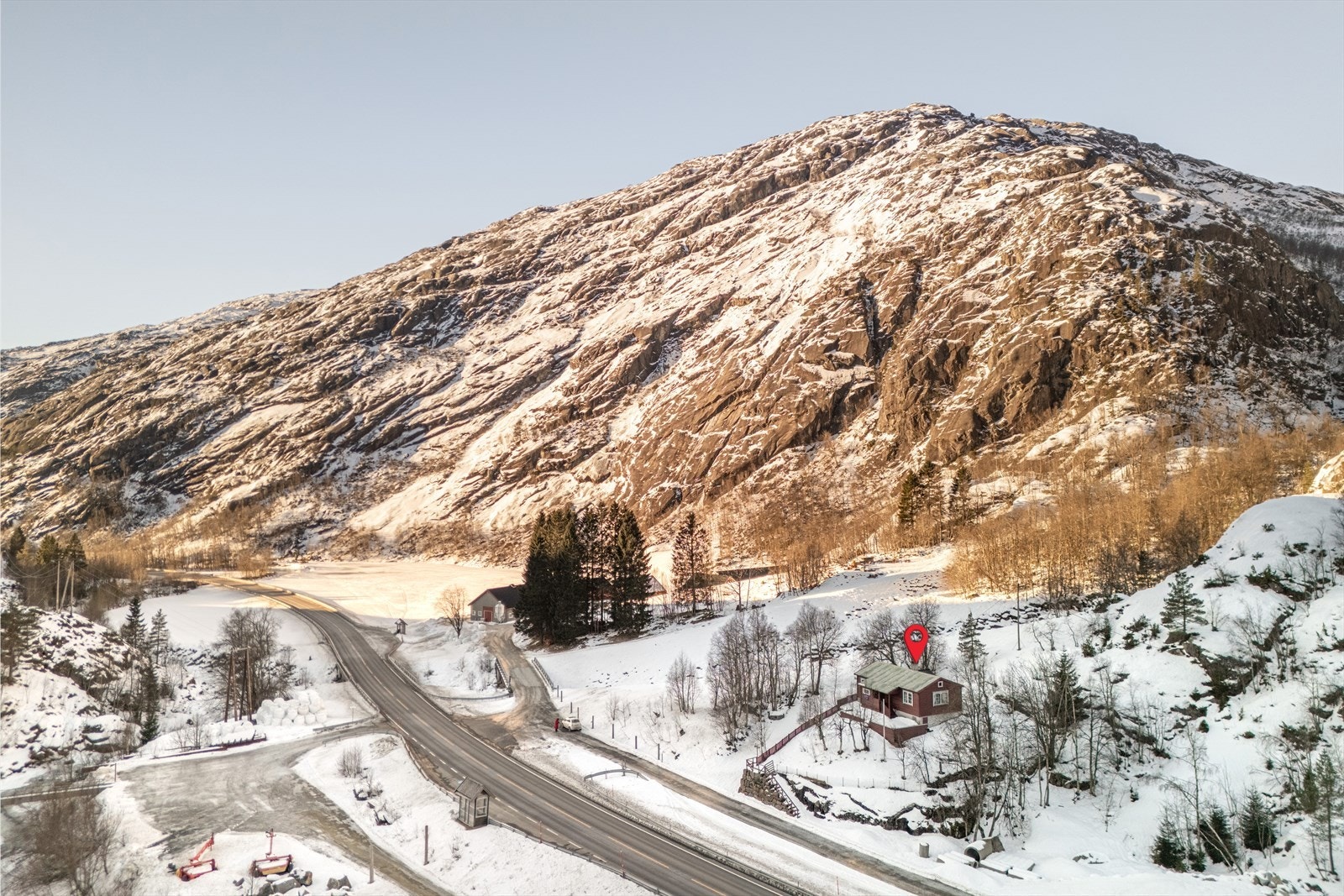 Eiendommen ligger lett tilgjengelig fra hovedvei, og passer godt for deg som ønsker kort reisevei til hytta året rundt. Galleribilde