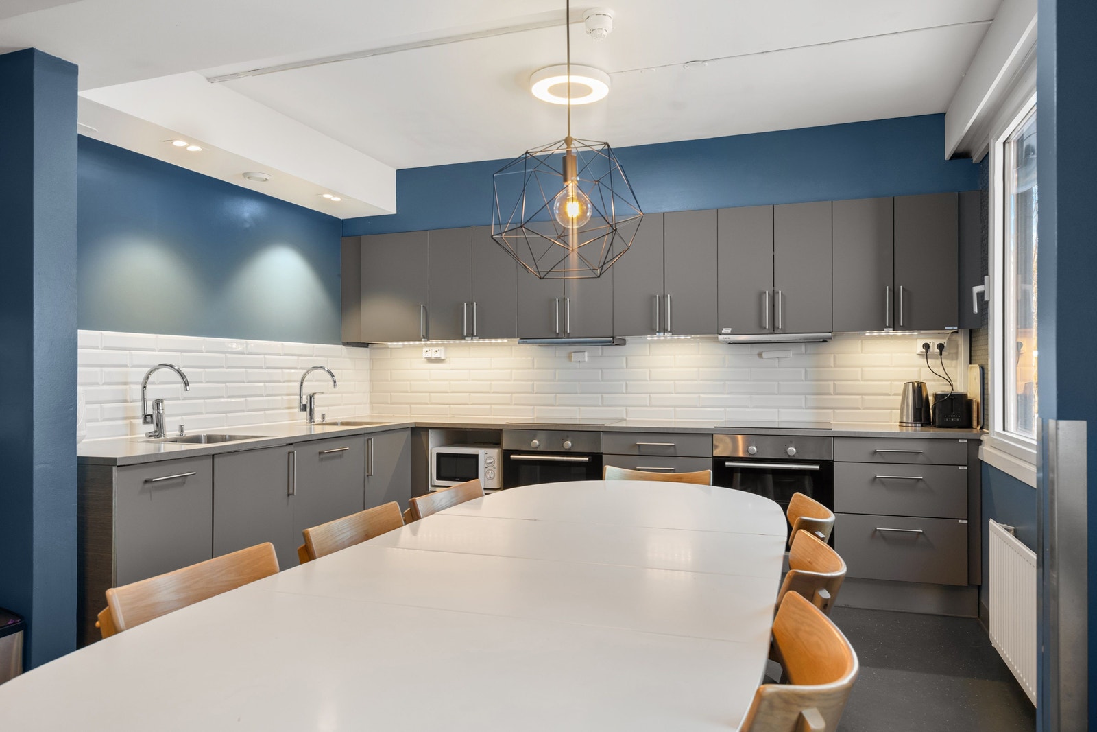 Kitchen in HH 6. The picture is from the large kitchen. The vacant room has a smaller kitchen, however, the same standard. Galleribilde