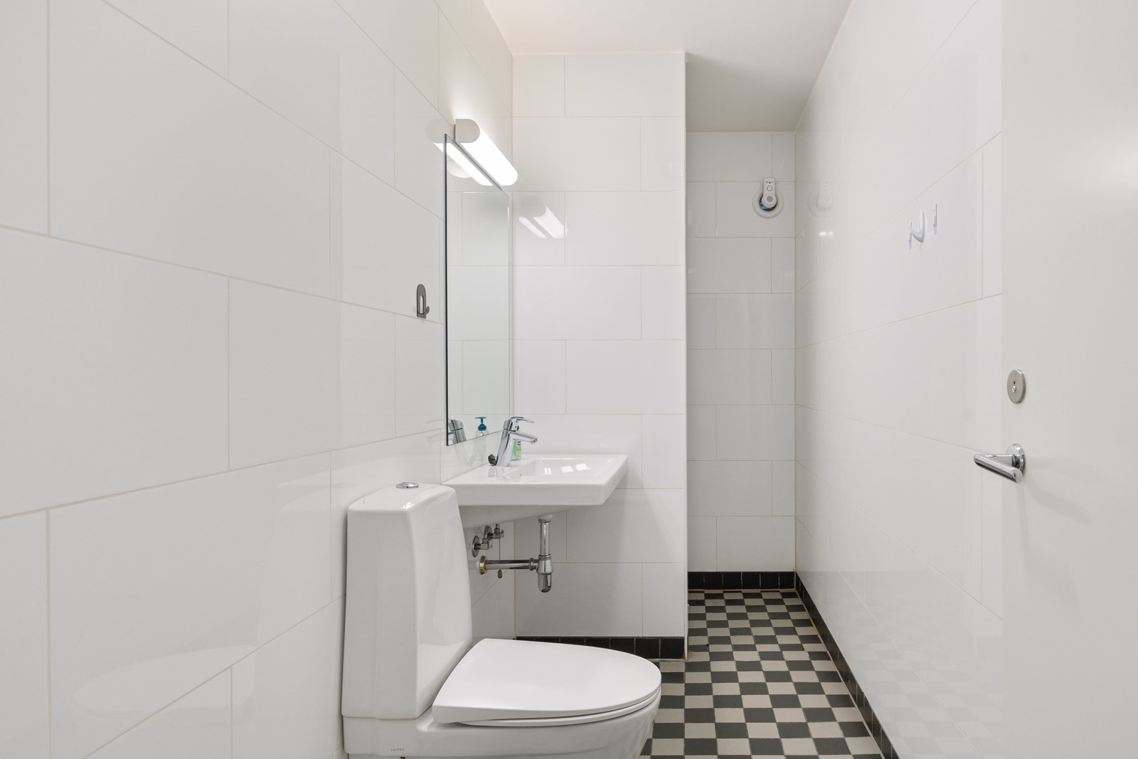 One of the bathrooms in HH 6. Tiled baths with floor heating. The room has a smaller bathroom/toilets. Galleribilde