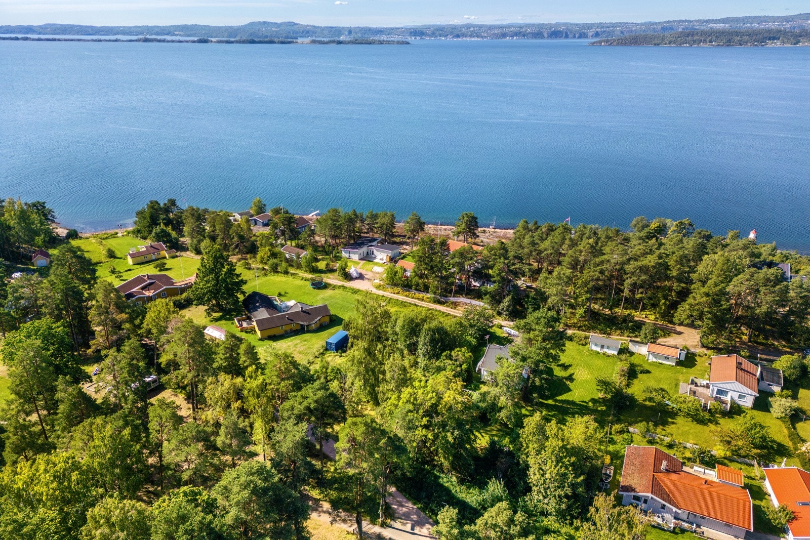Naturskjønne omgivelser med kort vei til morgenbadet. Galleribilde