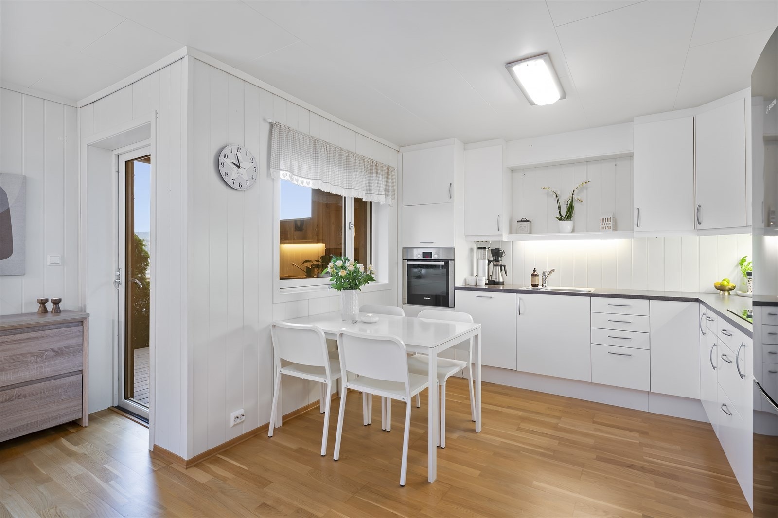 Kjøkkenet har integrert komfyr, steketopp og oppvaskmaskin. Galleribilde