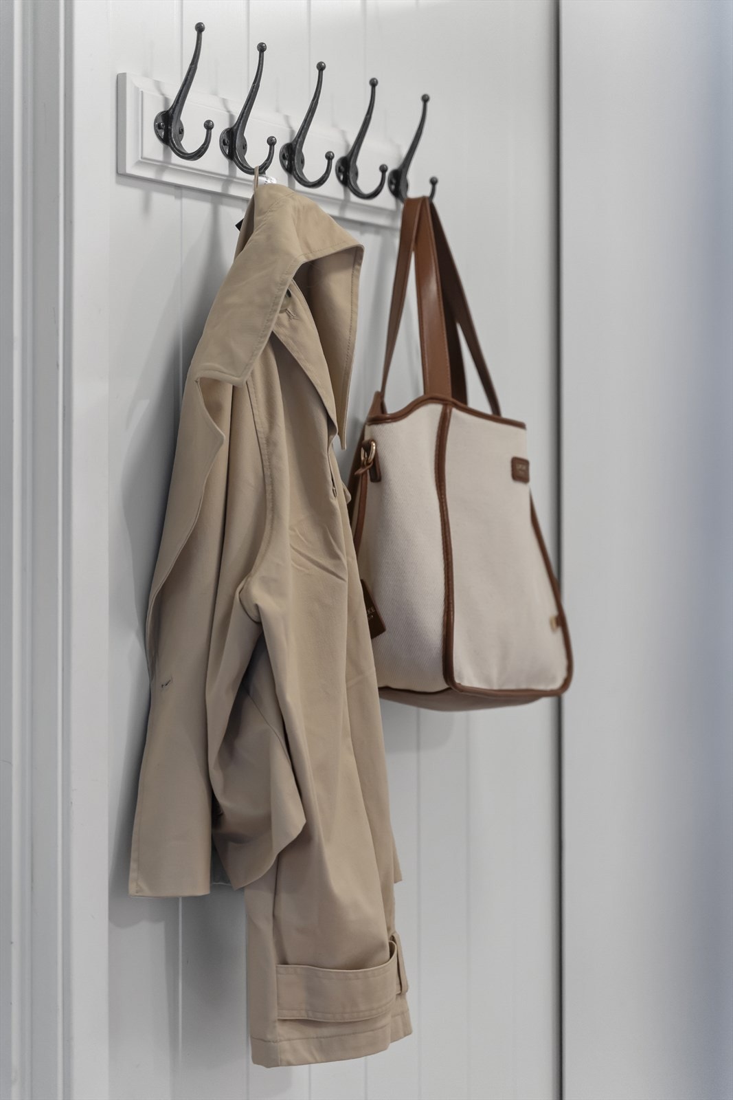 I gangen finner man oppheng for yttertøy, og plass for å sette fra seg skotøy. Galleribilde