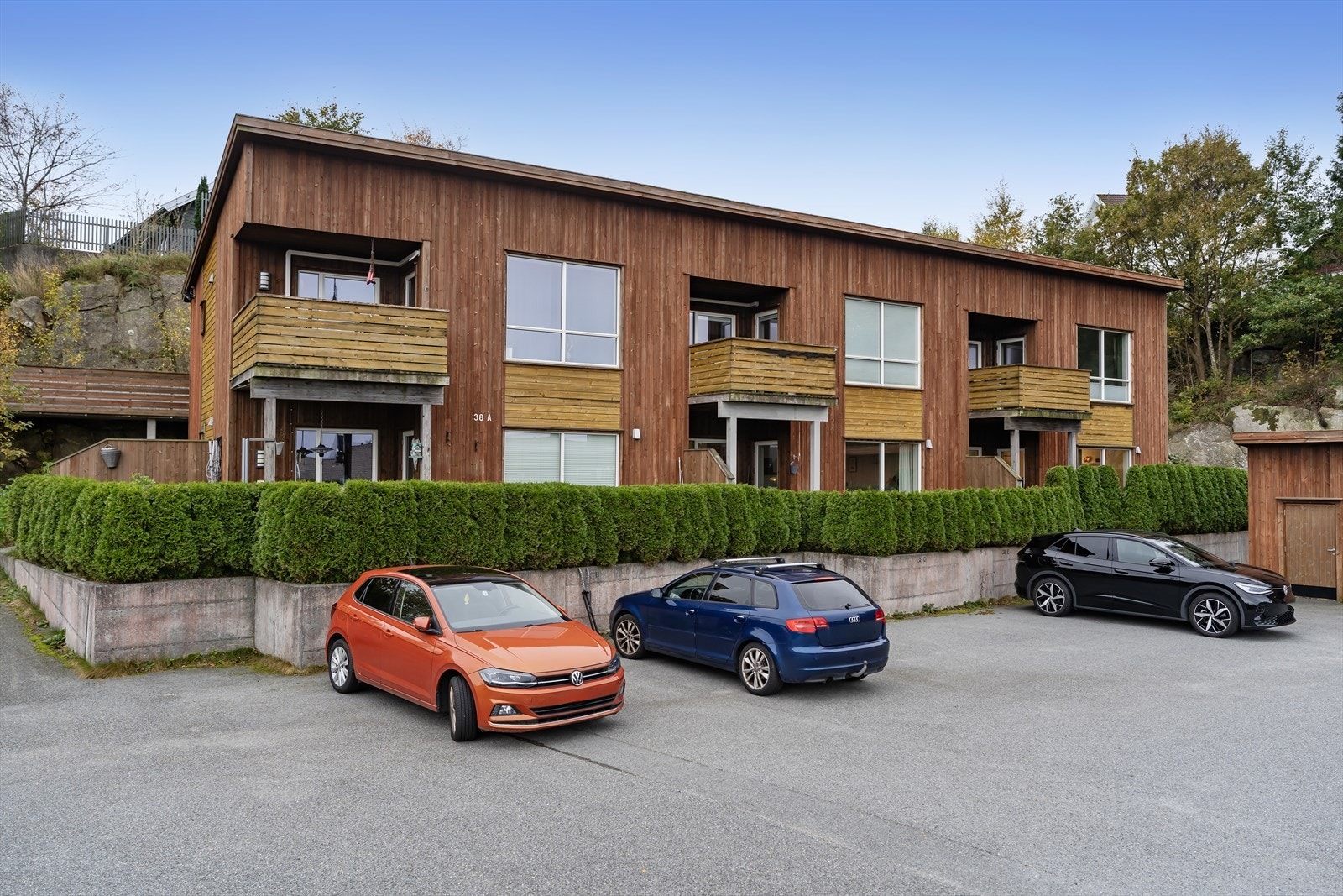 Det medfølger en biloppstillingsplass til leiligheten på anvist plass utenfor. Galleribilde