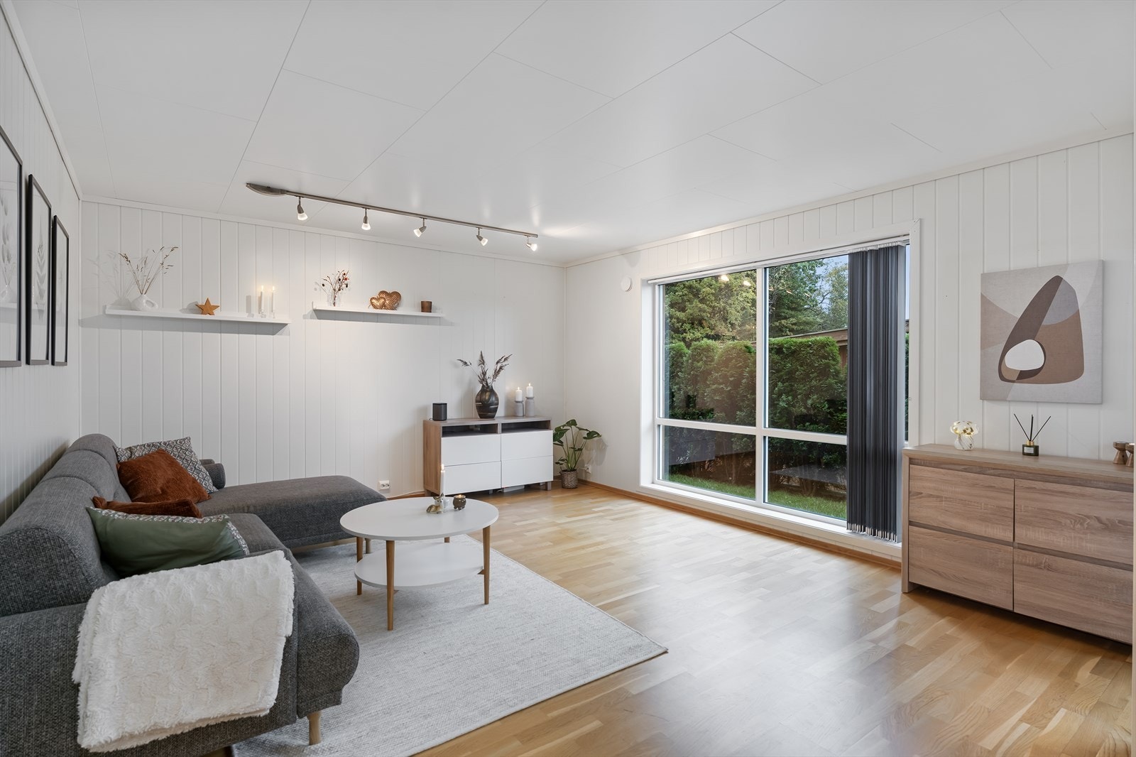 Leiligheten har en åpen og lys planløsning med store vinduer som gir godt med naturlig lysinnslipp. Galleribilde