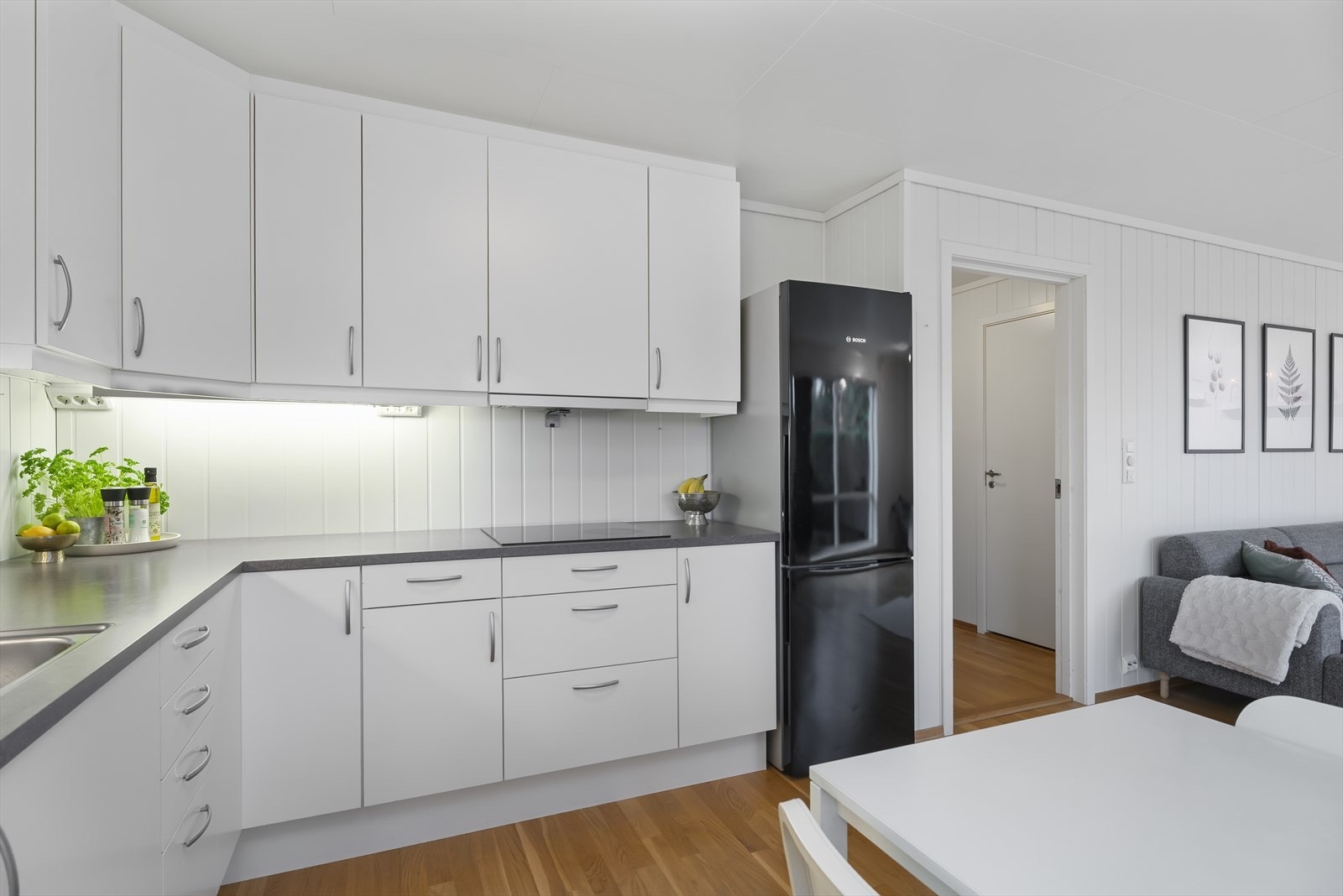 Kjøkkenet har lyse, slette fronter med god oppbevaring i skuffer og skap. Galleribilde