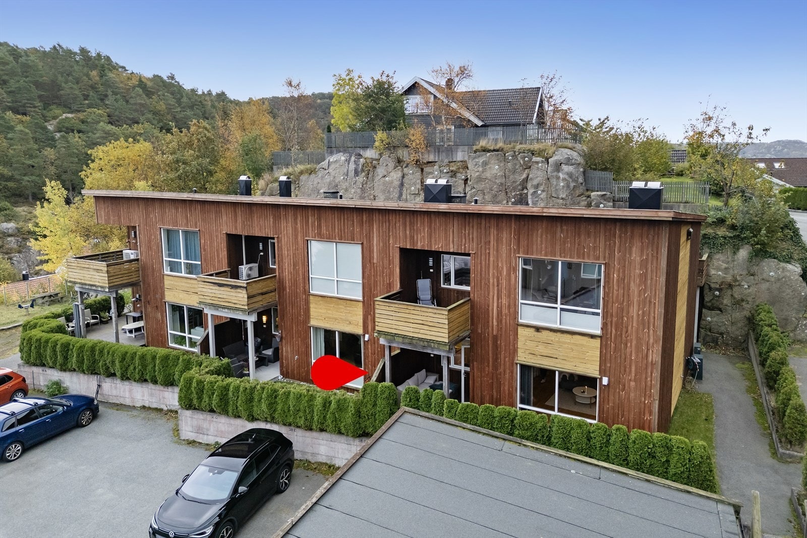 Leiligheten har uteplass og tilknyttet biloppstillingsplass like nedenfor leiligheten. Galleribilde