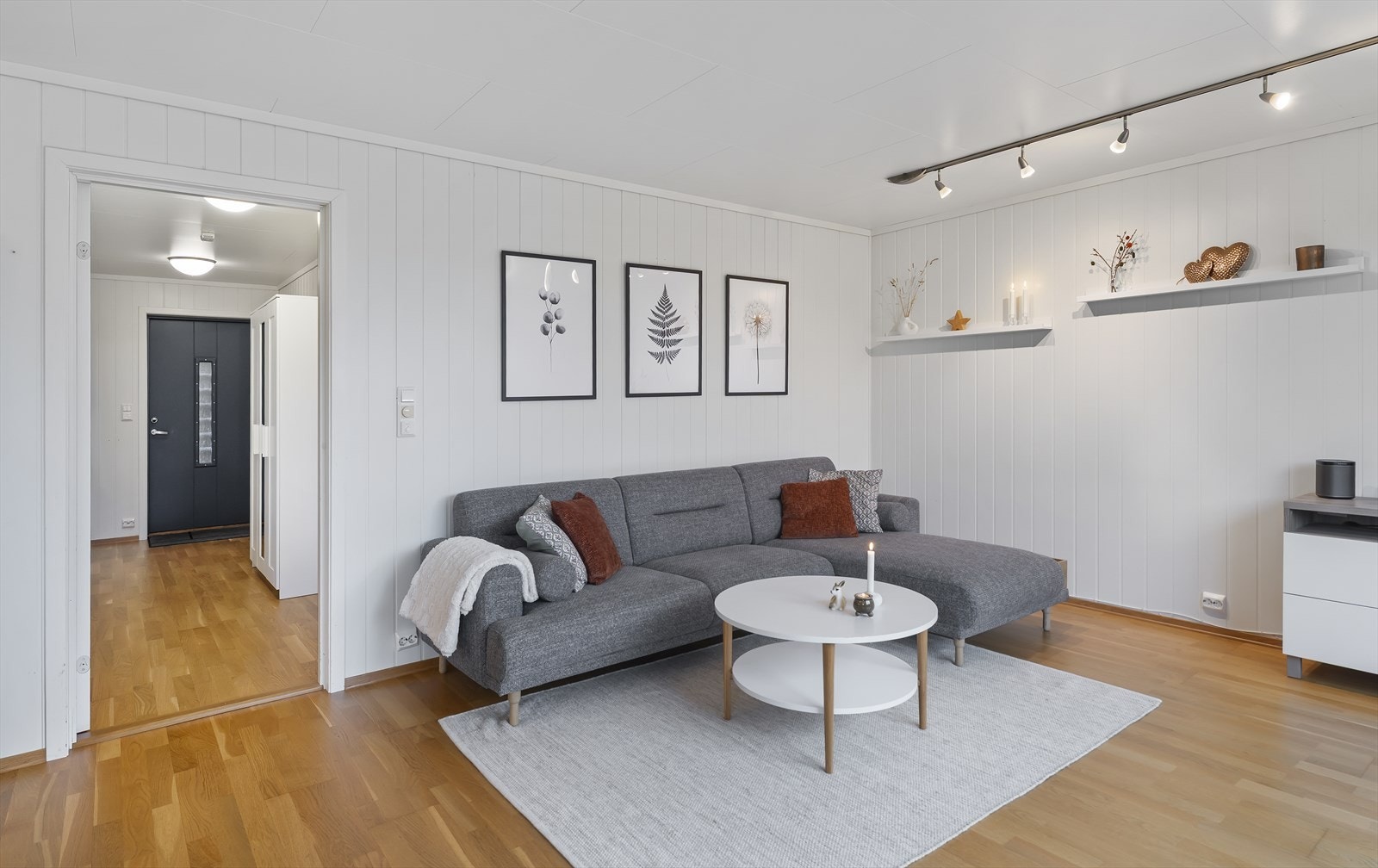 Velkommen inn i stuen som er lys og luftig. Galleribilde