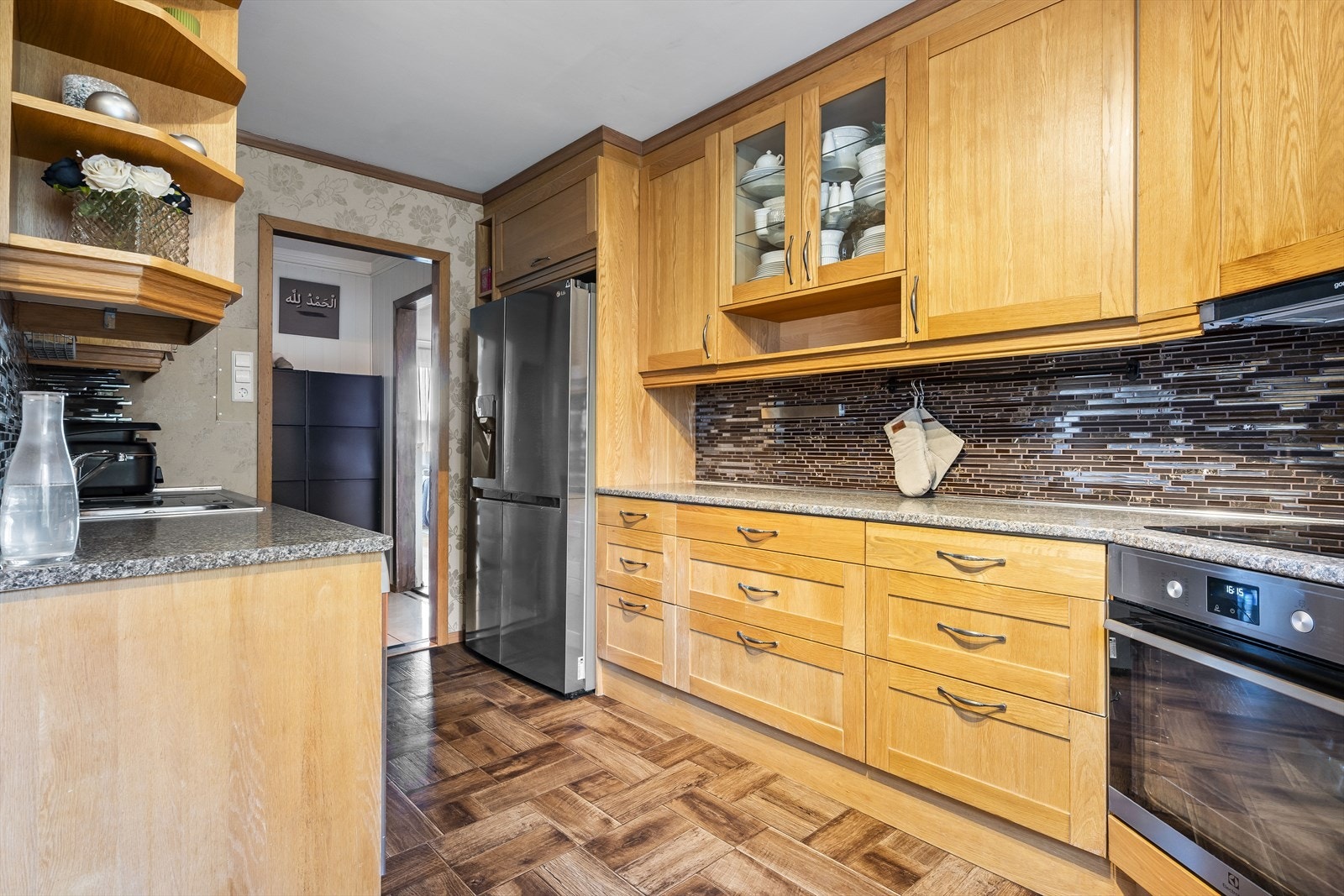 Kjøkkenet består av en profilert innredning, laminert benkeplate, integrerte hvitevarer og godt med skapplass. Galleribilde