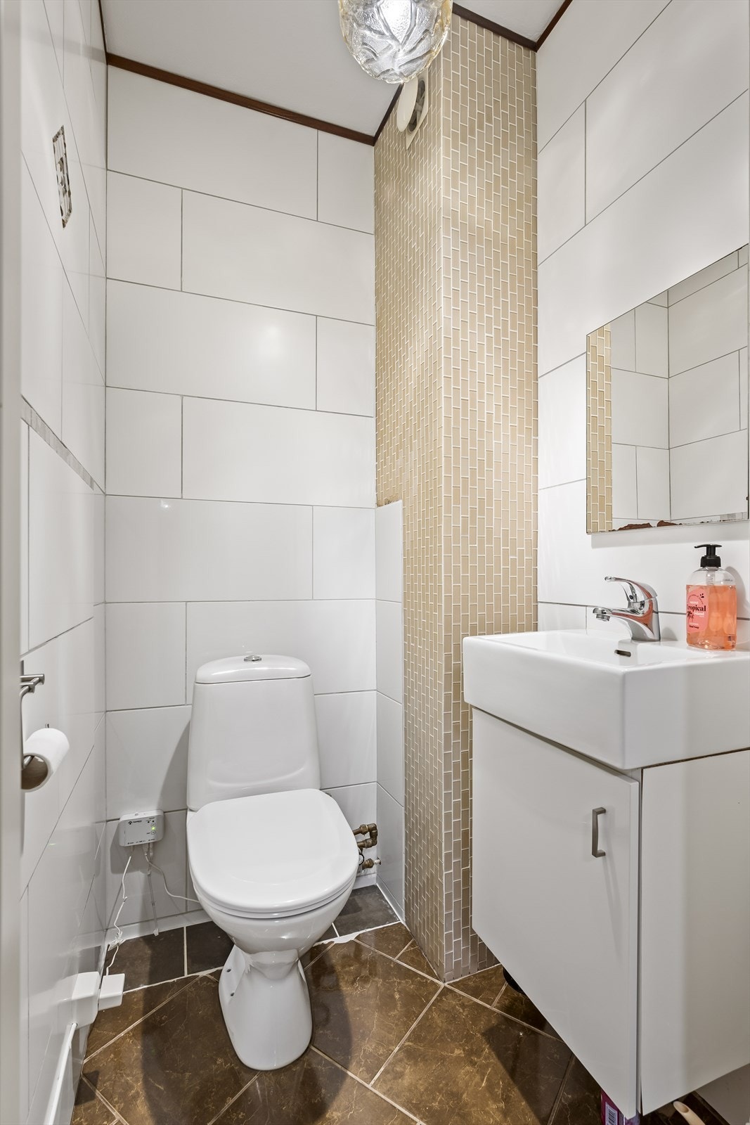 Lyst og flislagt toalettrom. Galleribilde