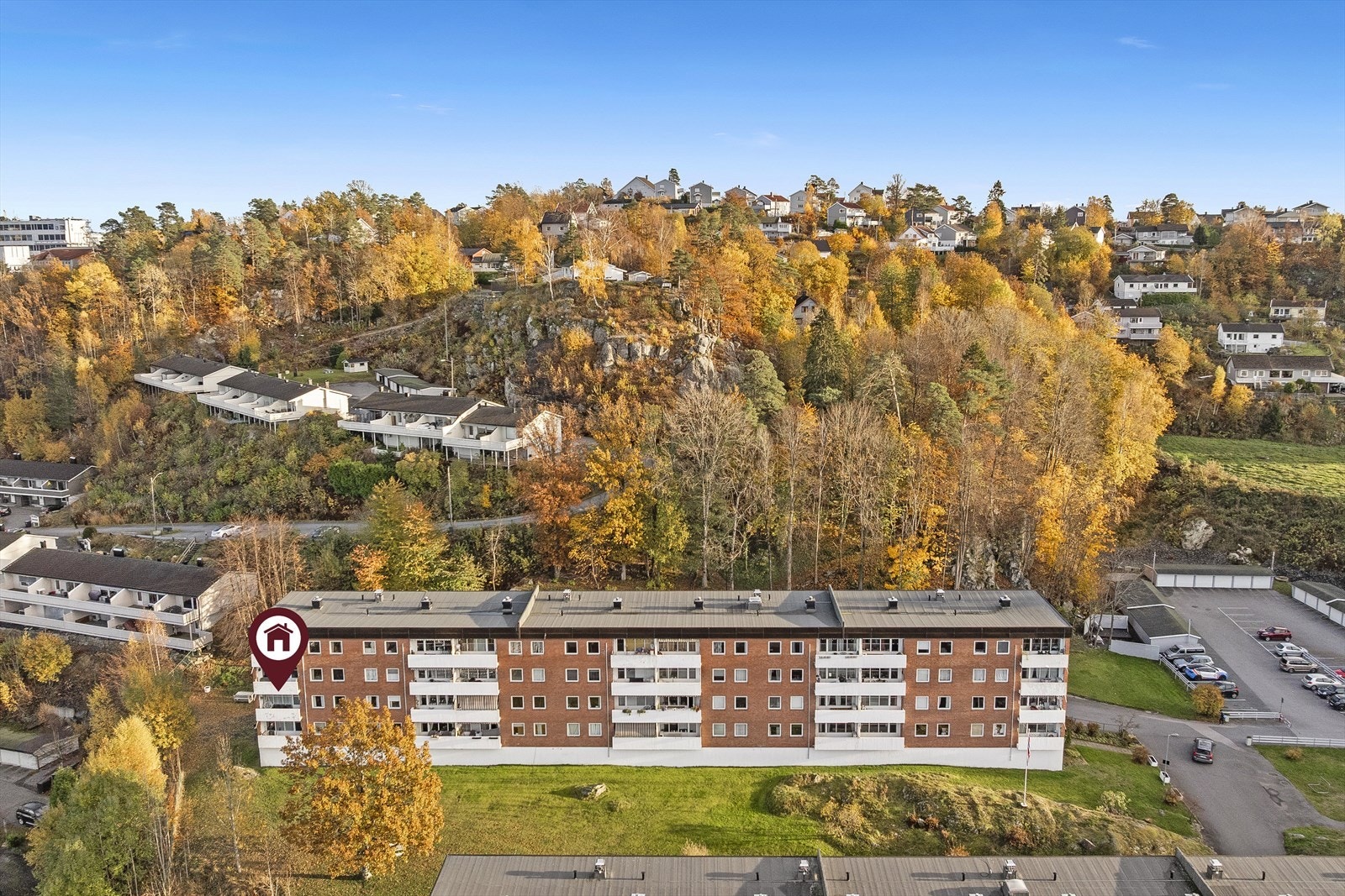 Her ligger du i et barnevennlig boligområde på Kalstad, med nærhet til skole, barnehage, dagligvareforretning og Kragerø sentrum. Galleribilde