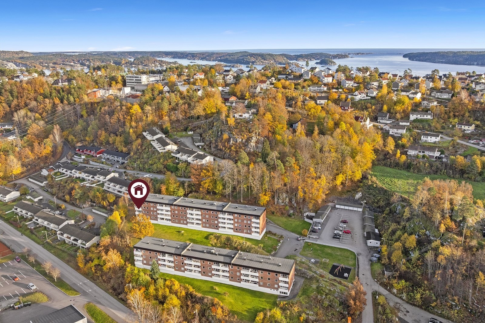 Boligområdet har fine fellesarealer og en stor parkeringsplass. Alle andelseiere har mulighet for å benytte seg av disse. Galleribilde