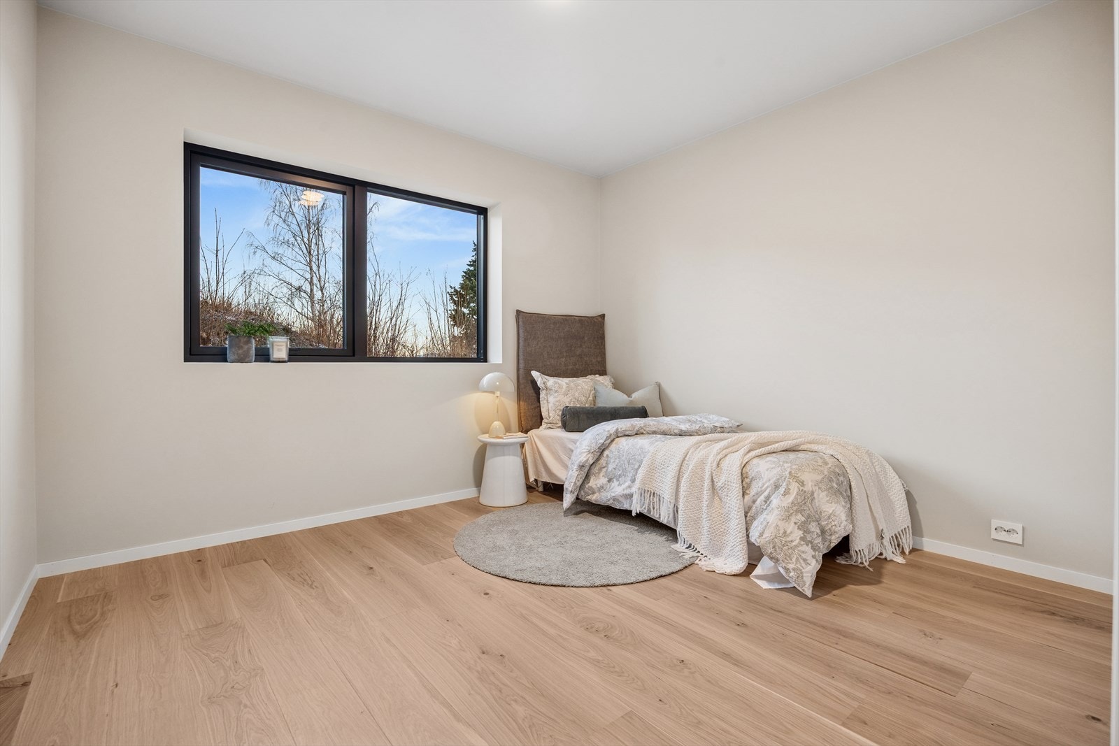 I 1. etasje finner du to gode soverom med fleksible bruksområder. Her er det godt med rom til innredning til både seng og øvrige møblement. Galleribilde