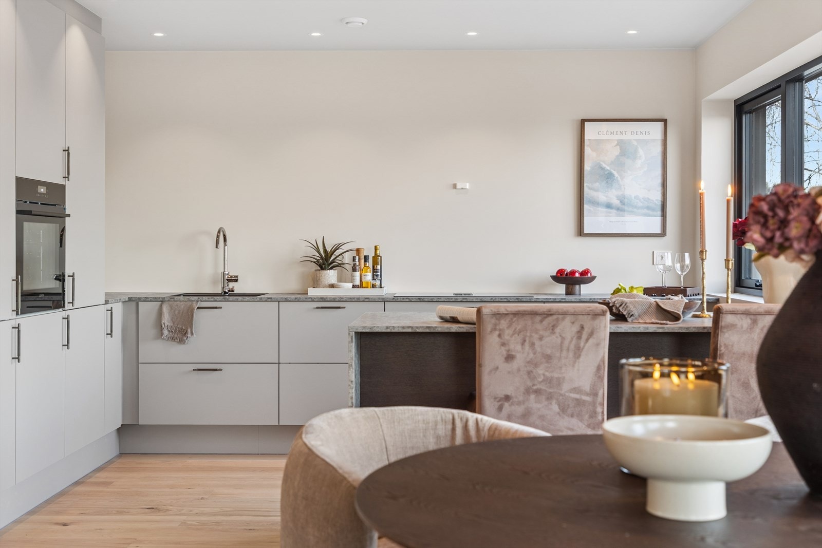 Kjøkkenet er levert av JKE og fremstår både funksjonelt og elegant. Galleribilde