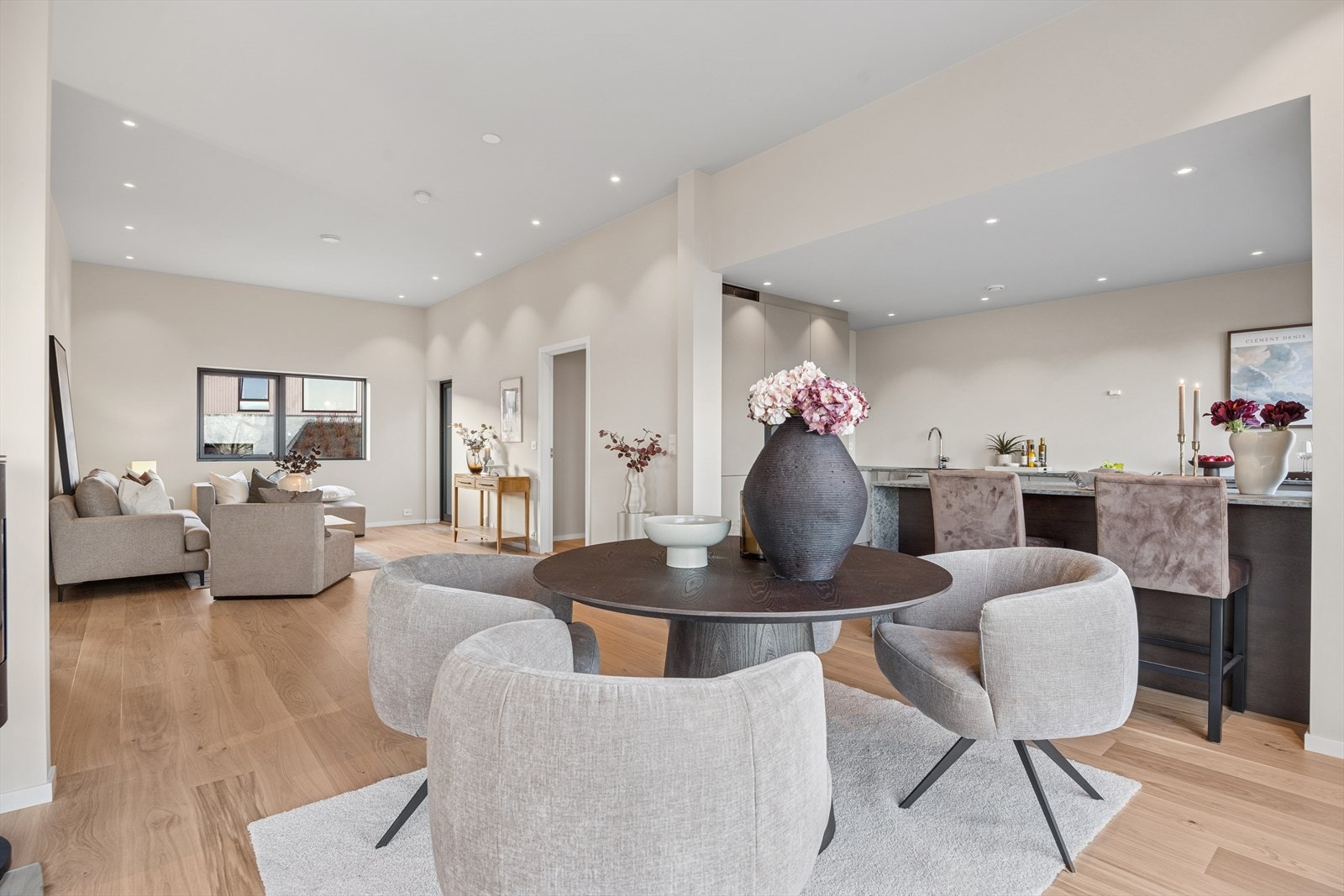 Gjennomgående en-stavs parkett fra Saga og spotter i tak skaper et stilrent og helhetlig uttrykk. Galleribilde