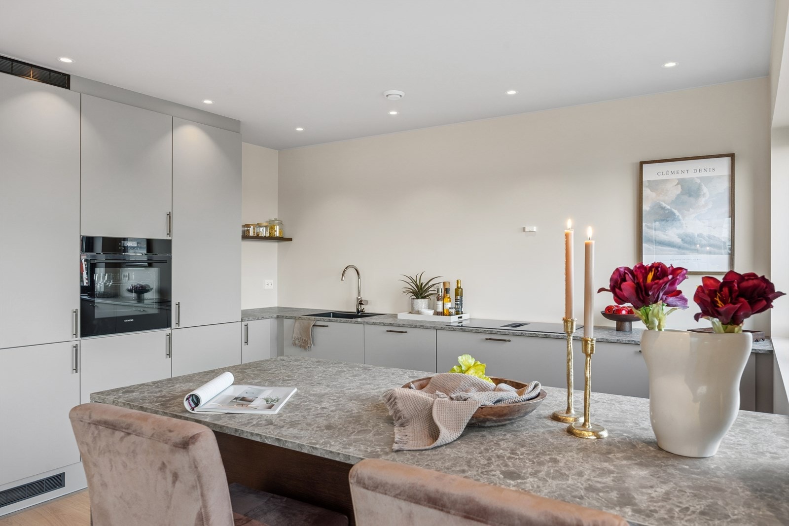 Boligen er moderne utformet av arkitekt og har en lang rekke gjennomtenkte kvaliteter. Galleribilde