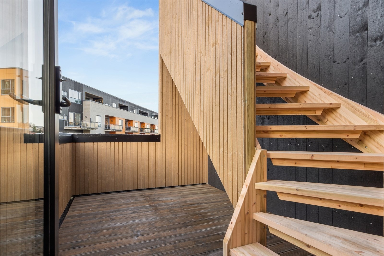 Fra stuen er det utgang til en terrasse, som videre fører deg opp til takterrassen. Galleribilde