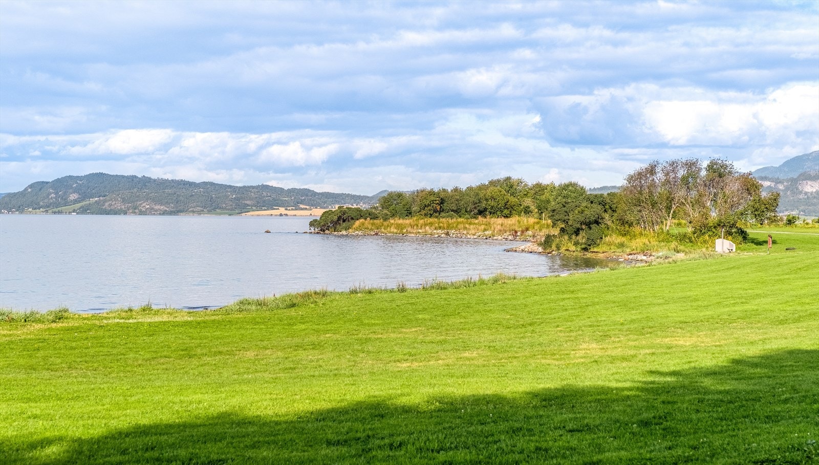Området kan by på flere flotte badeplasser som Saksvikbukta strand eller friluftsområdet ved Midtsandtangen. Galleribilde