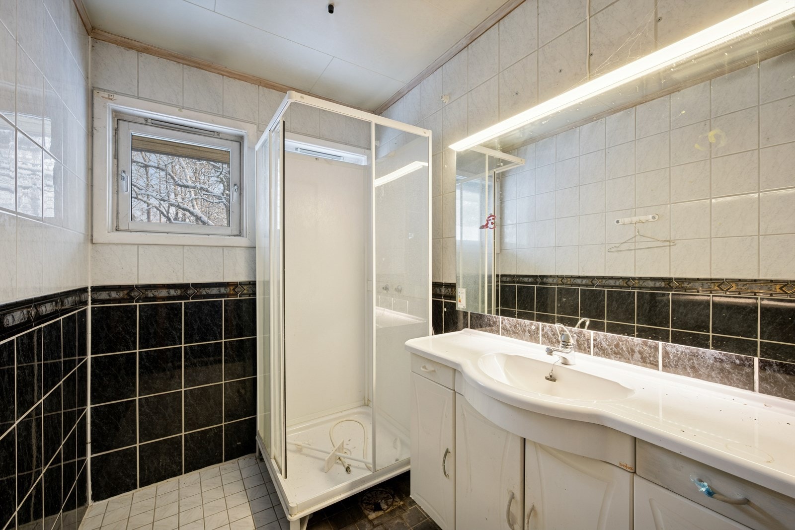 Boligen har et eldre flislagt baderom. Galleribilde