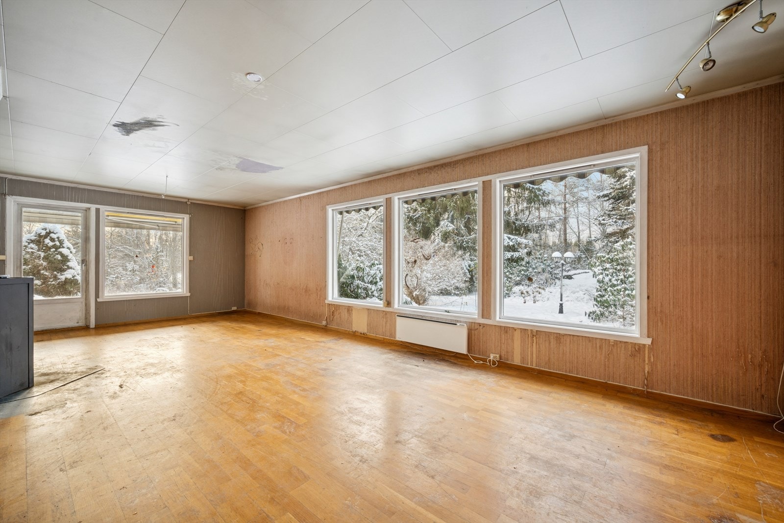 Boligen har gjennomgående eldre standard og fremstår som et hus med behov for totaloppussing. Galleribilde