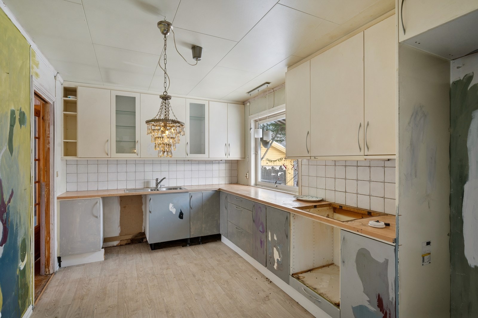 Adskilt kjøkken med eldre innredning. Galleribilde