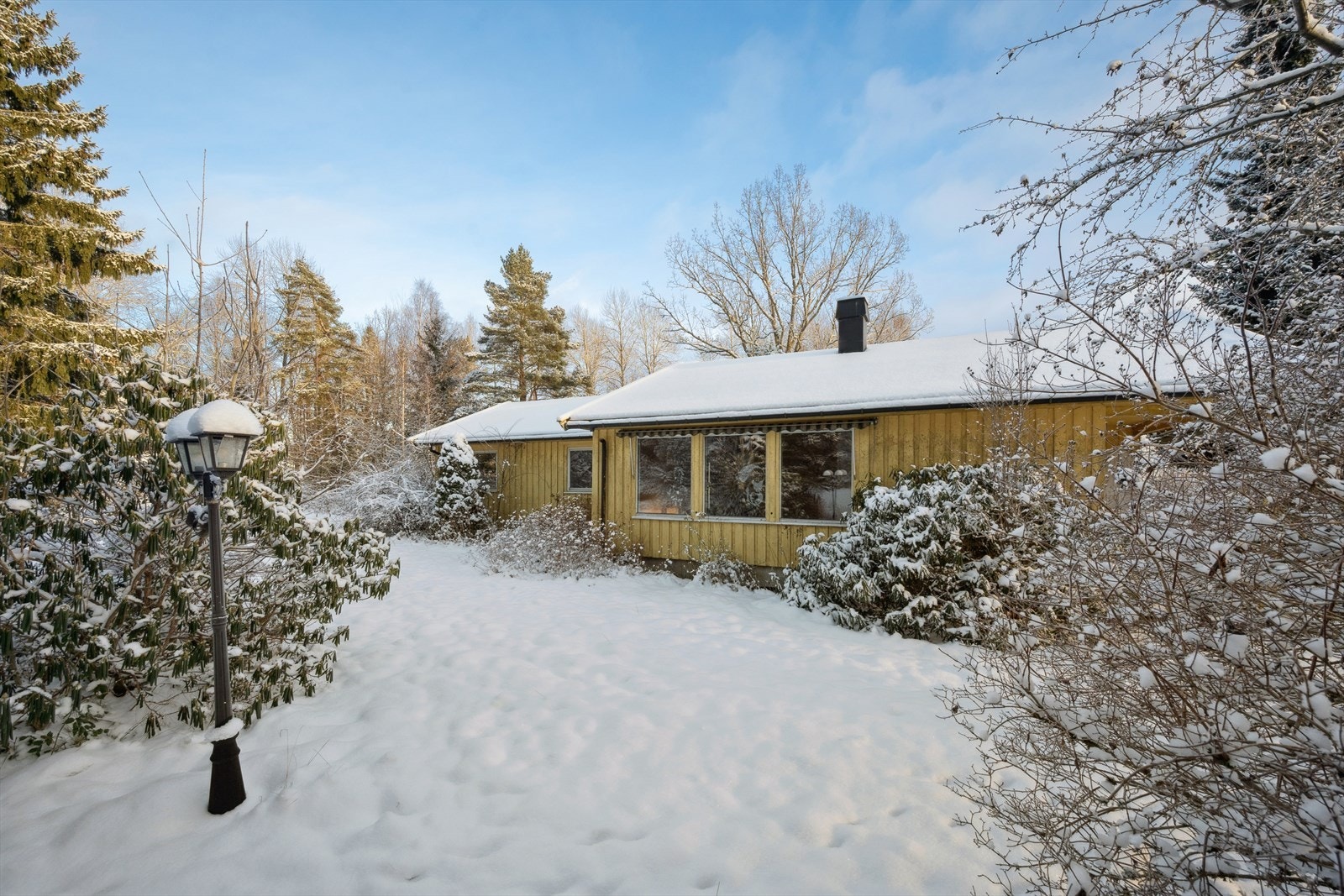 Eiendommen har en eiet tomt på hele 2 450 kvm. Galleribilde