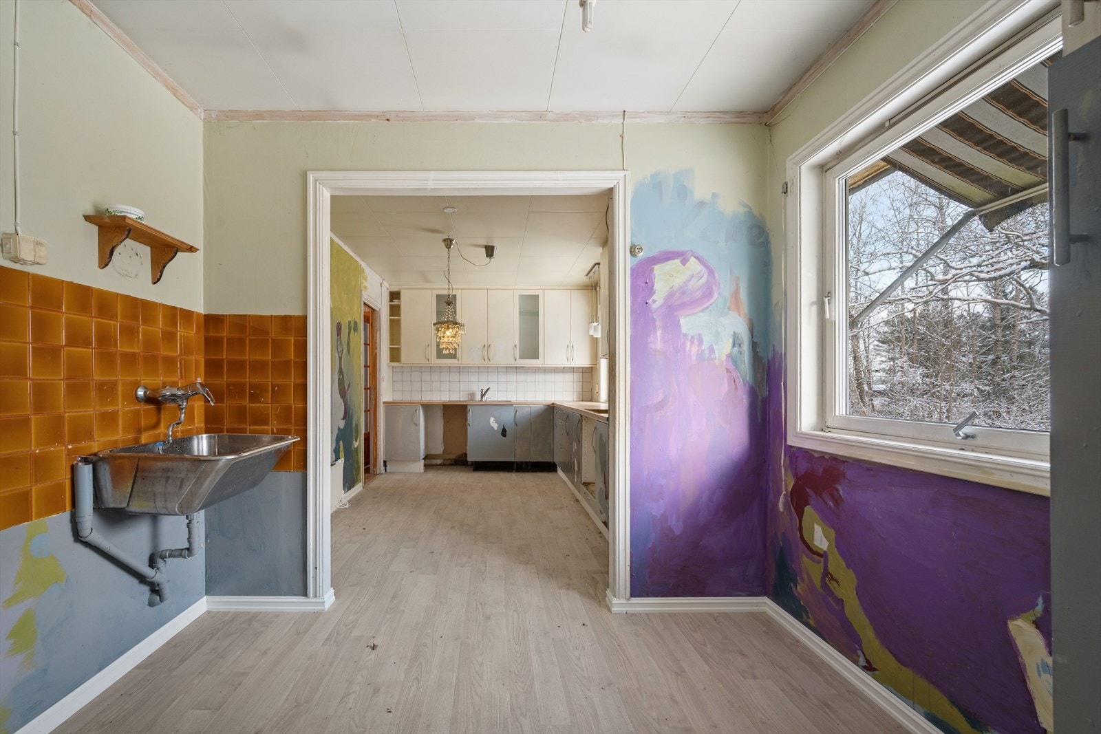 Inn og forbi kjøkkenet ligger et arbeidsrom / vaskerom med utslagsvask. Galleribilde