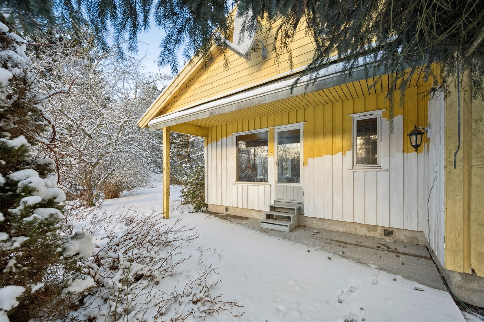 Her kan man nyte gode solforhold på terrassen ut fra stuen. Galleribilde