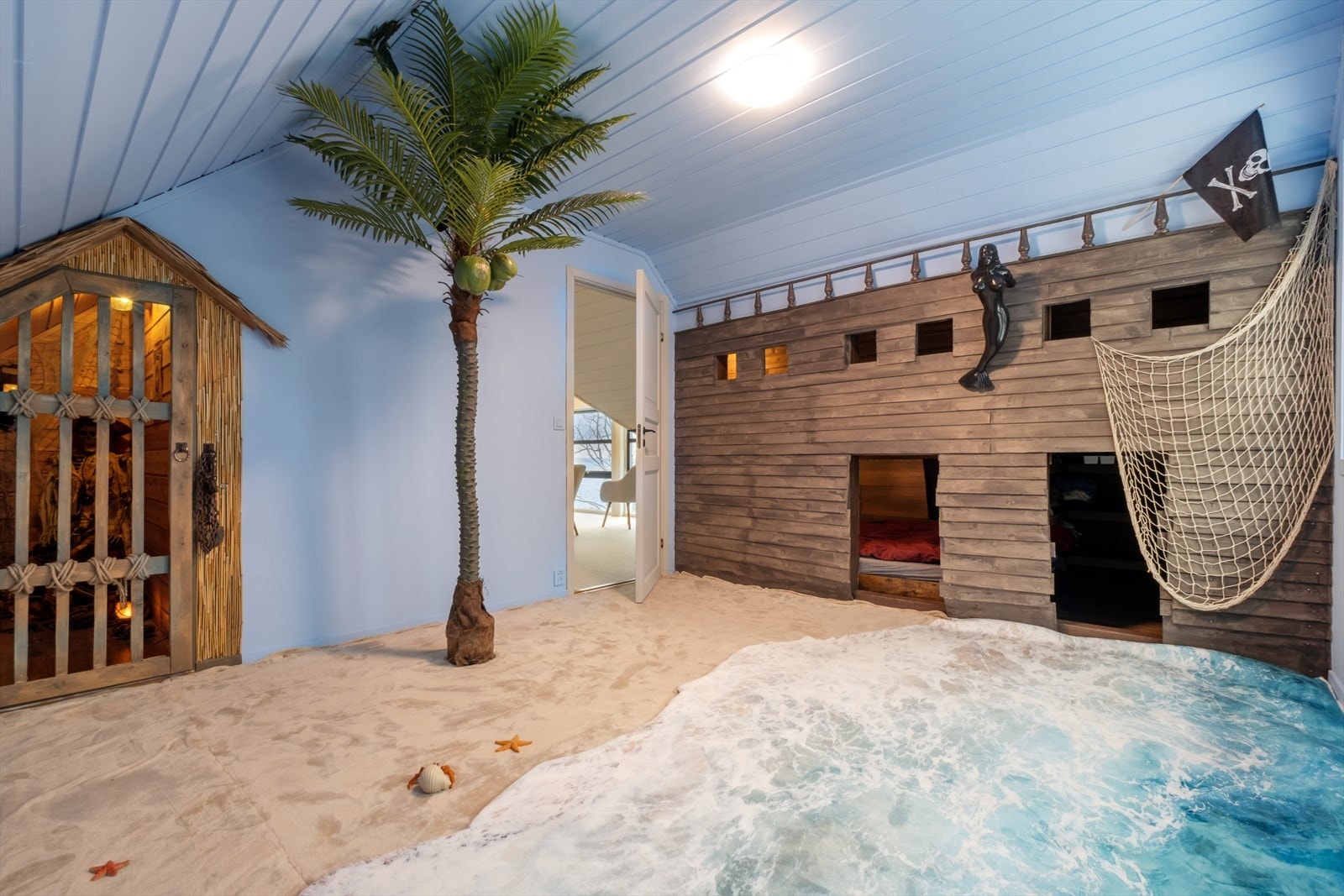 Det tredje soverommet på loftet er praktisk innredet som lekerom med soveplass. Galleribilde