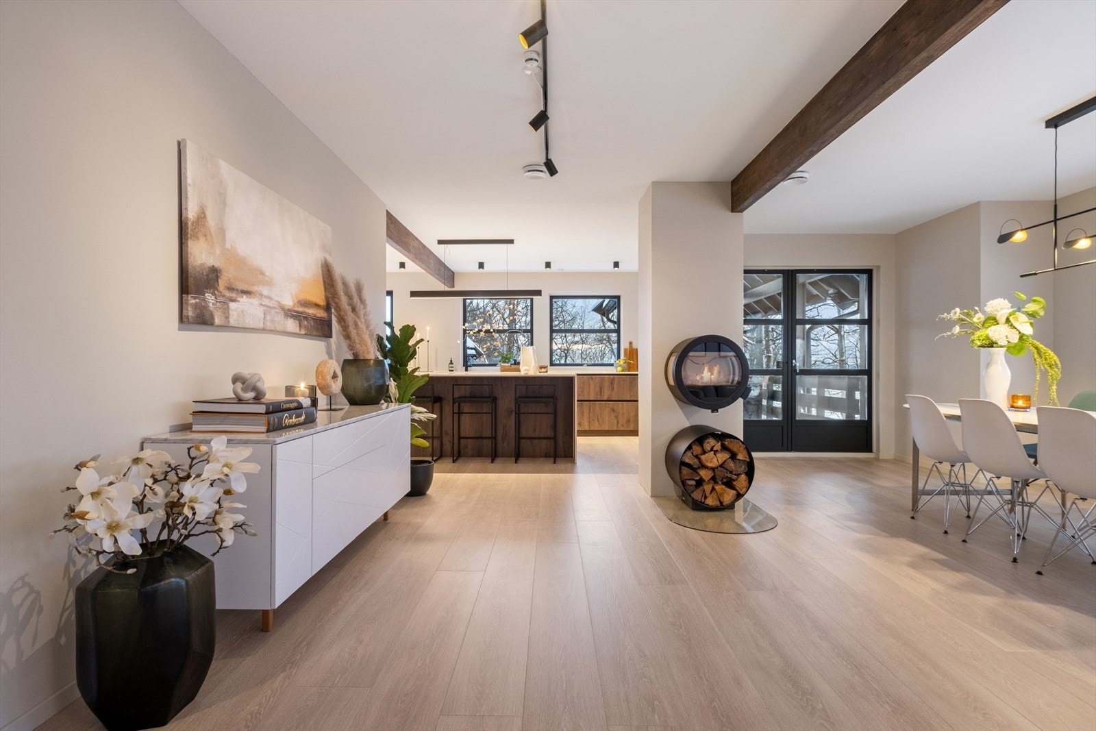 En peis sørger for behagelig varme og skaper en lun atmosfære på kjølige dager. Galleribilde