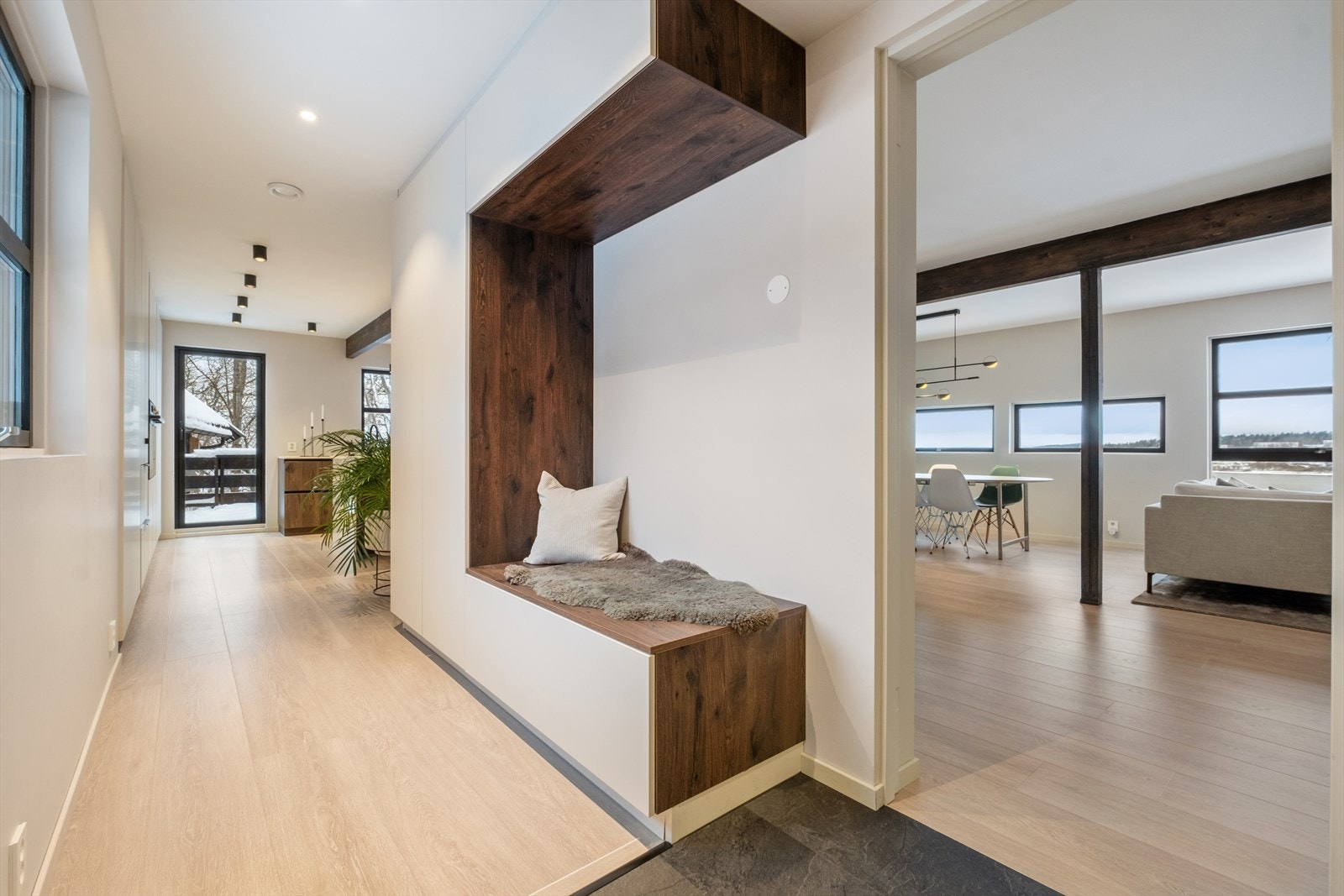 En skreddersydd garderobeløsning skaper et ordnet og innbydende inngangsparti. Galleribilde