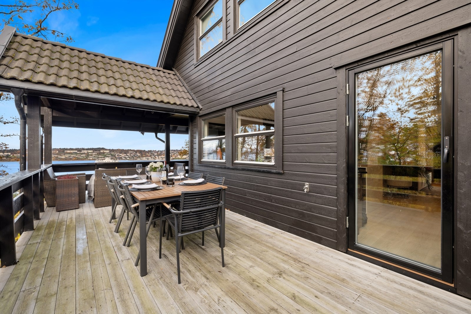 Deler av terrassen er overbygget. Galleribilde