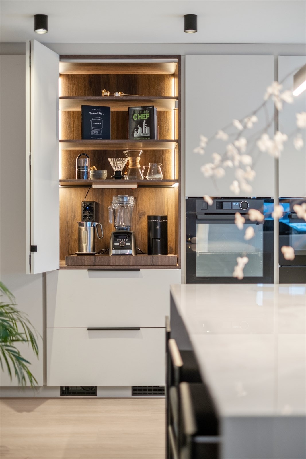 Kjøkkenskap med uttrekkbar hylle. Galleribilde