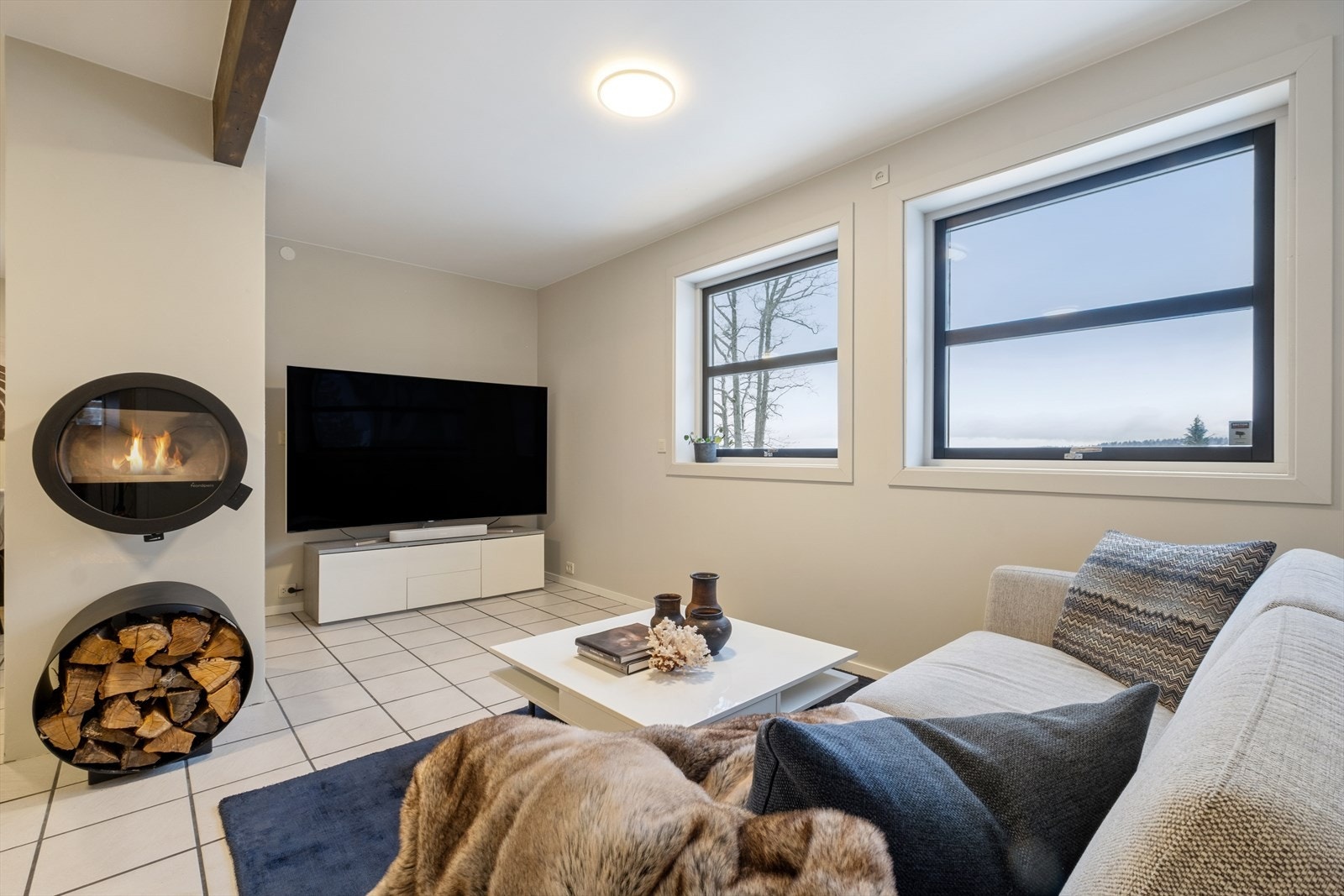 Tilleggsdel i underetasje innredet som kjellerstue. Endring ikke omsøkt/godkjent. Se pkt. ferdigattest. Galleribilde