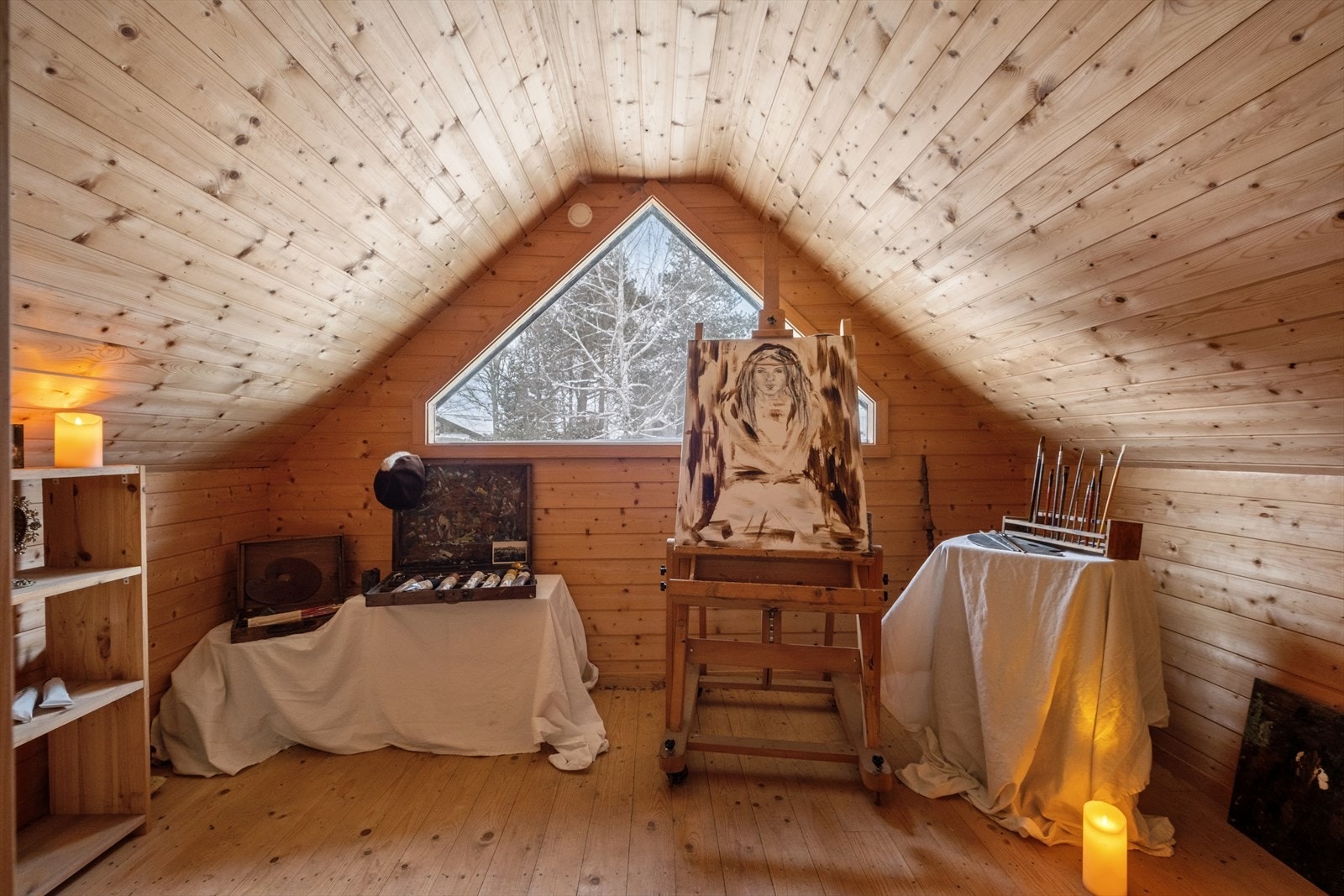 Rom over garasjen benyttes i dag som atelier Galleribilde