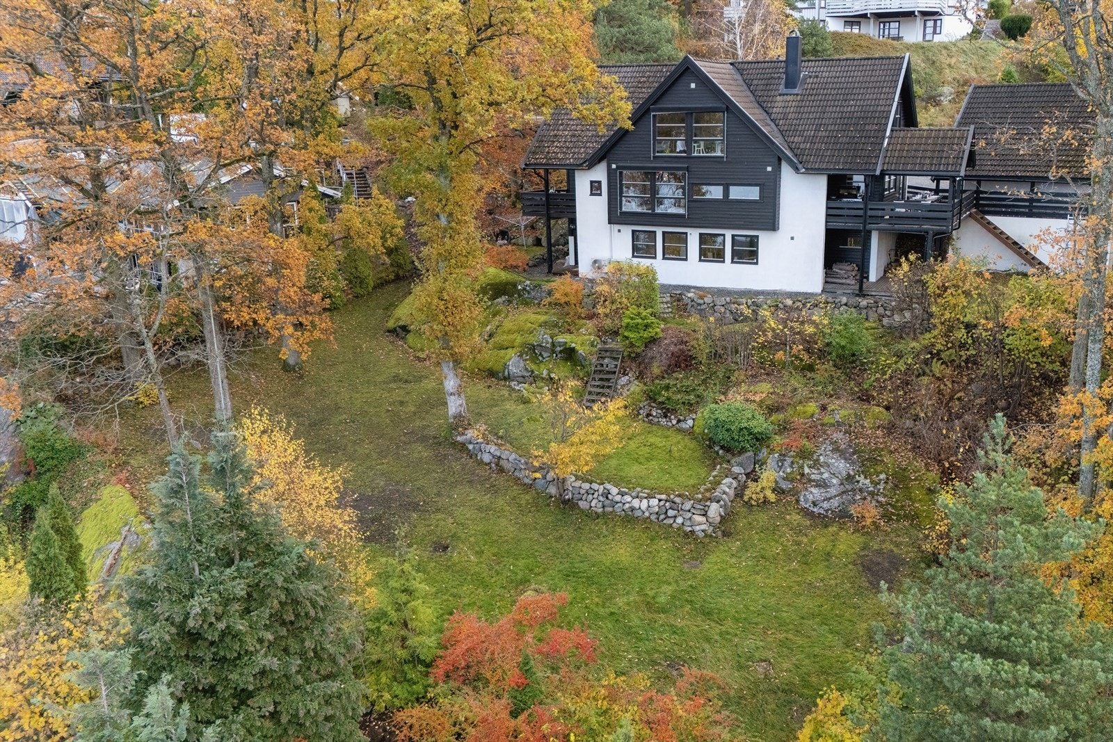 Deler av eiendommen har innslag av naturtomt noe som bidrar til et harmonisk og naturlig uttrykk Galleribilde