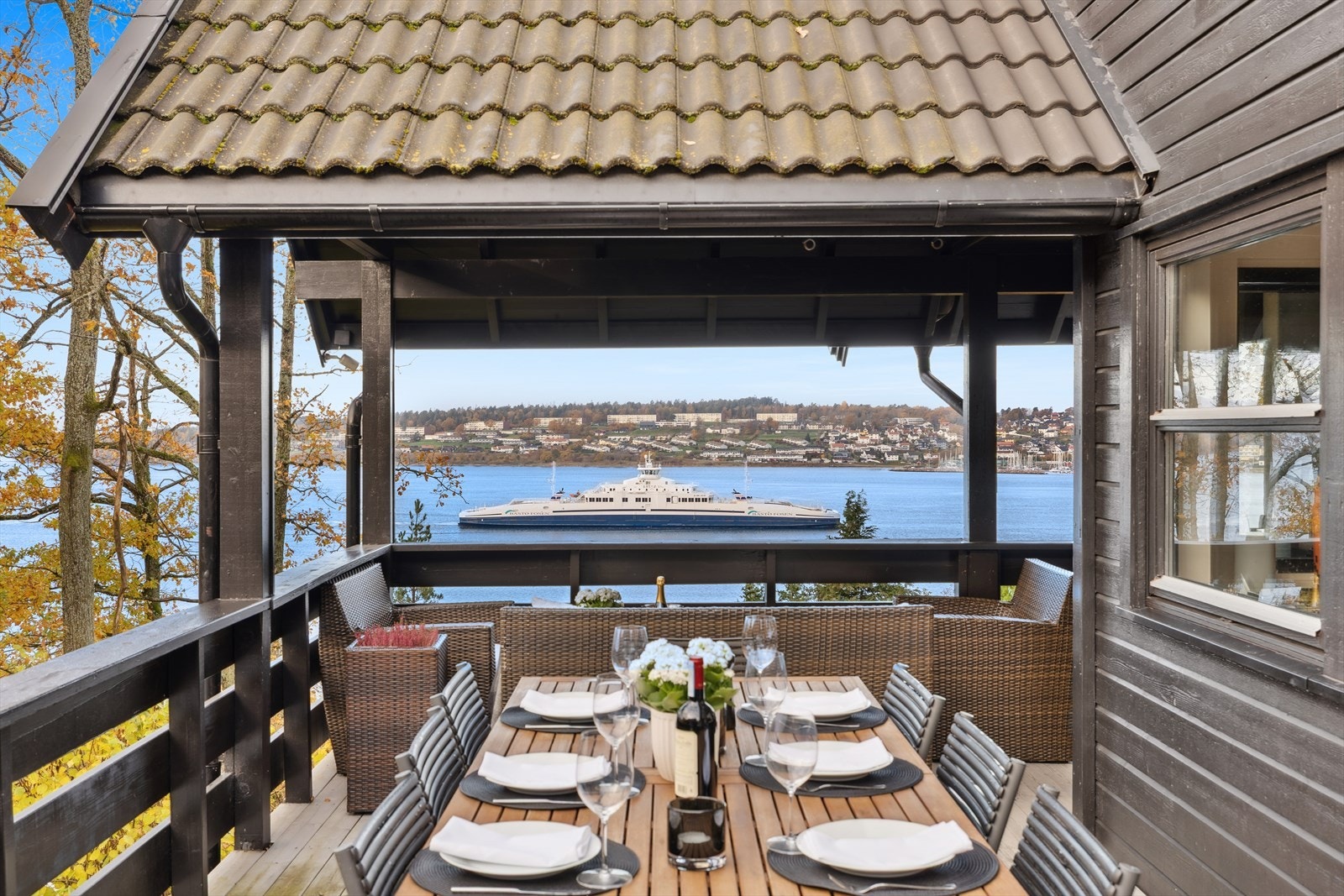 Nyt måltider med flott utsikt og maritime omgivelser Galleribilde