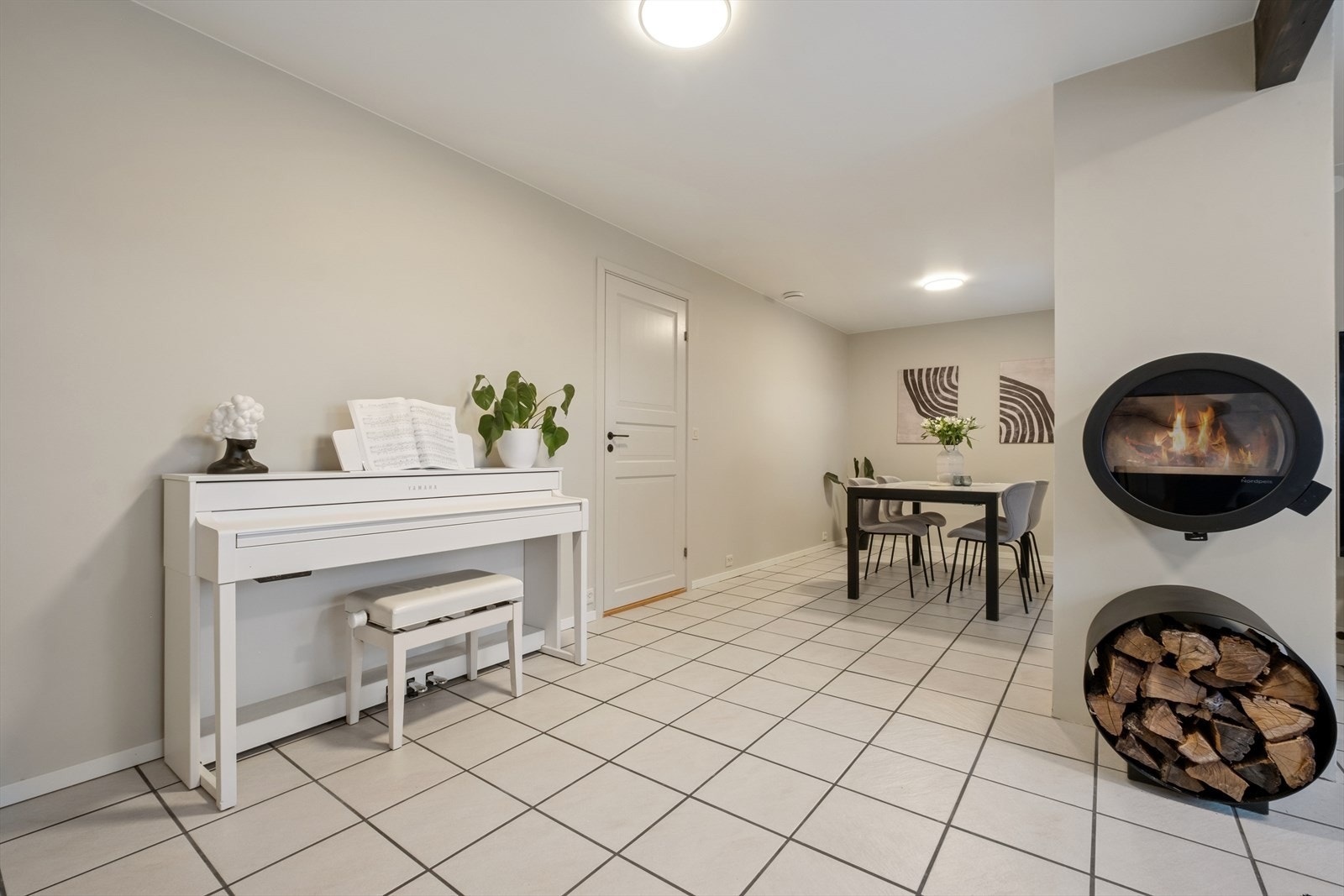 En peis sprer behagelig varme i rommet. Galleribilde