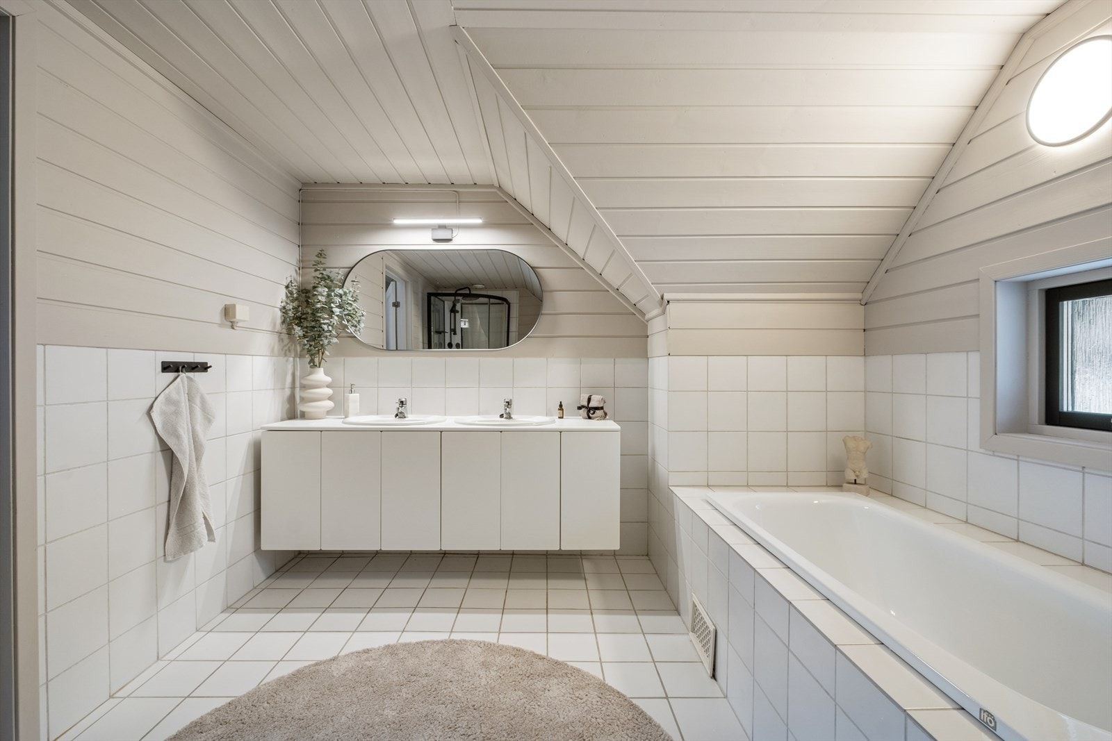 Badet i 2.etasje, kosmetisk oppgradert med et moderne utseende. Galleribilde